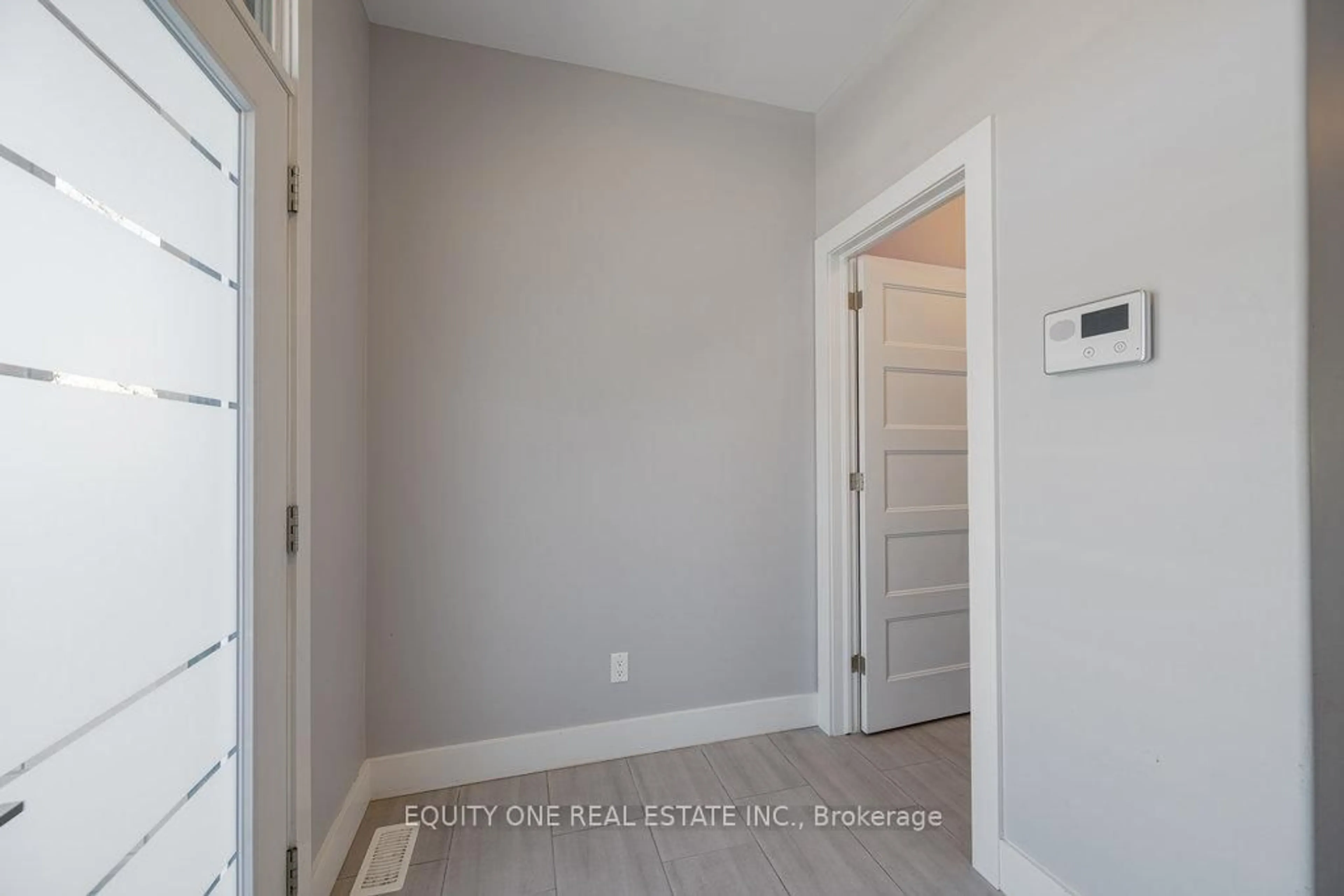Indoor entryway for 888 Woodroffe Ave, Ottawa Ontario K2A 3G3
