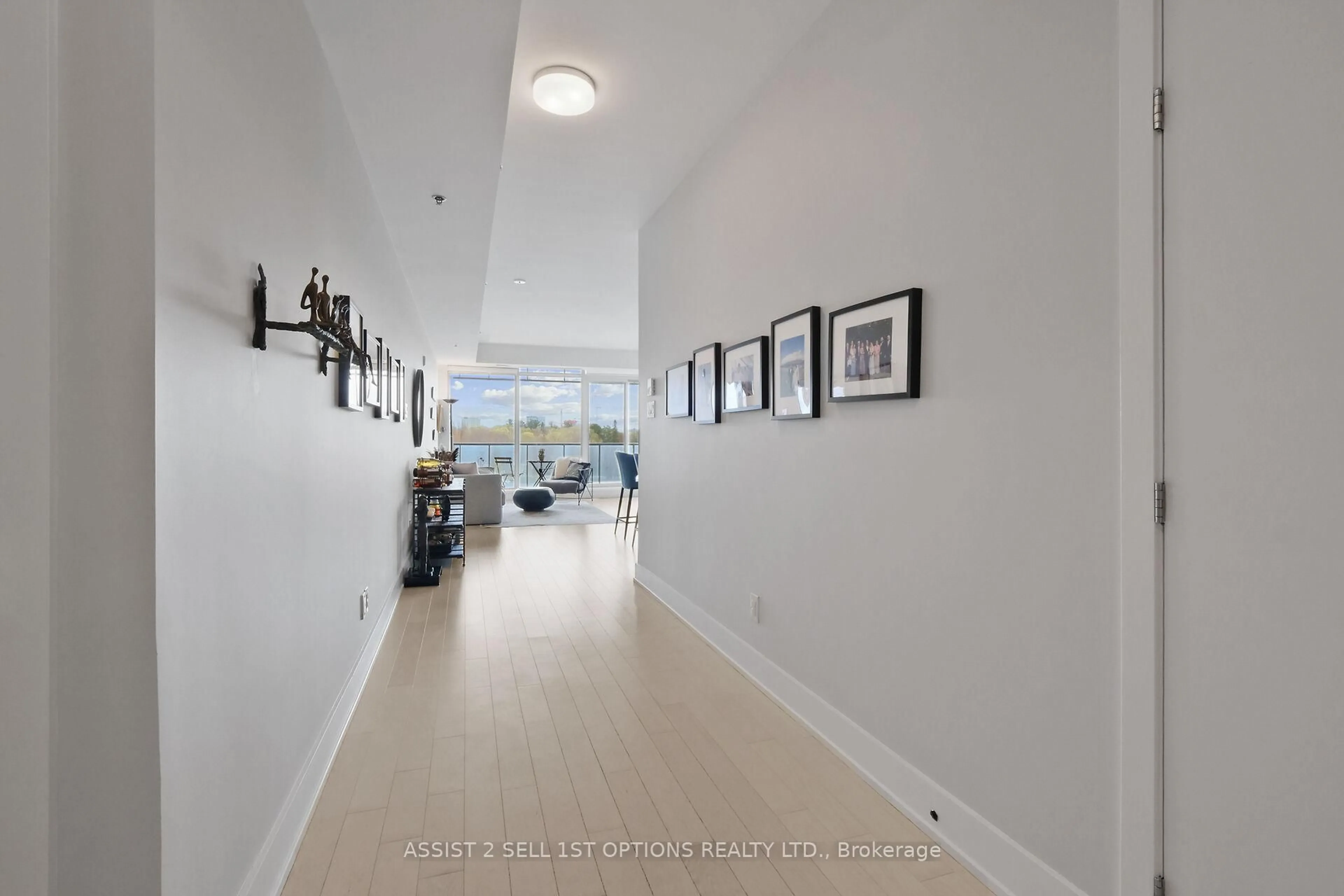 Indoor foyer for 98 Richmond Rd #601, Ottawa Ontario K1Z 0B2