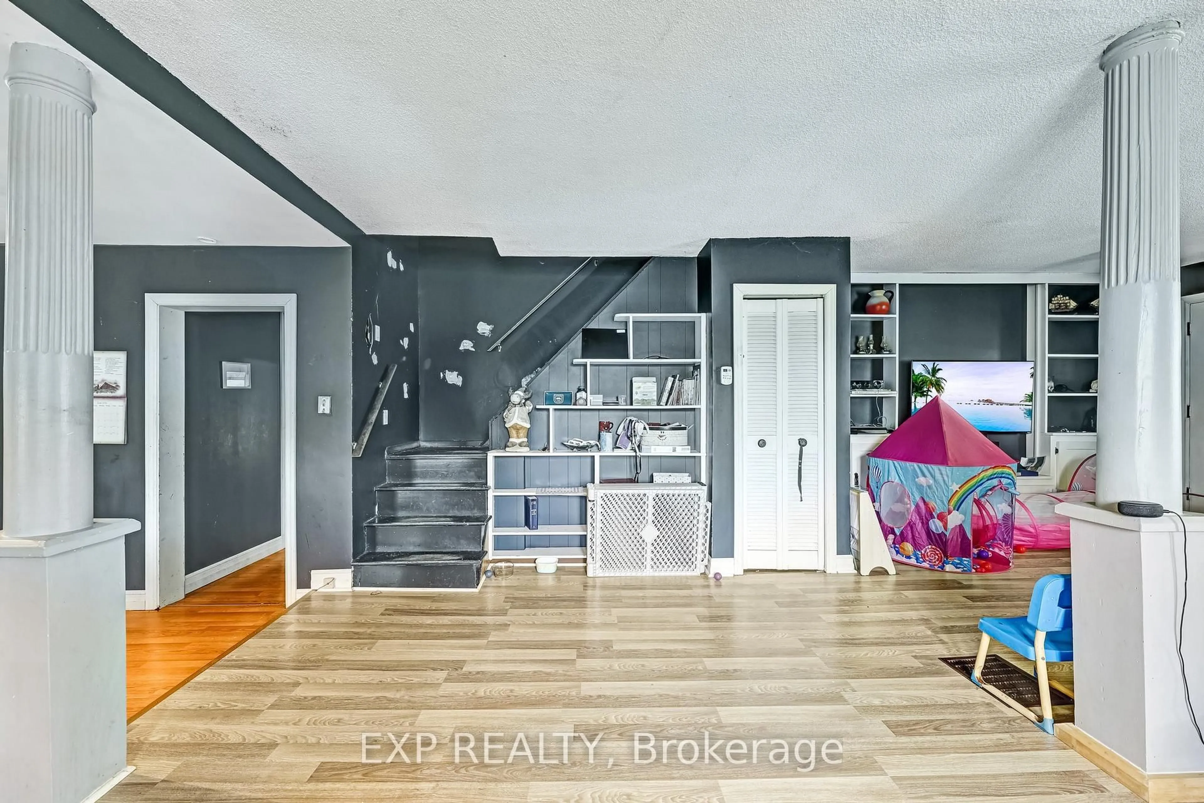 Indoor entryway for 56 Victoria Ave, South Huron Ontario N0M 1M0