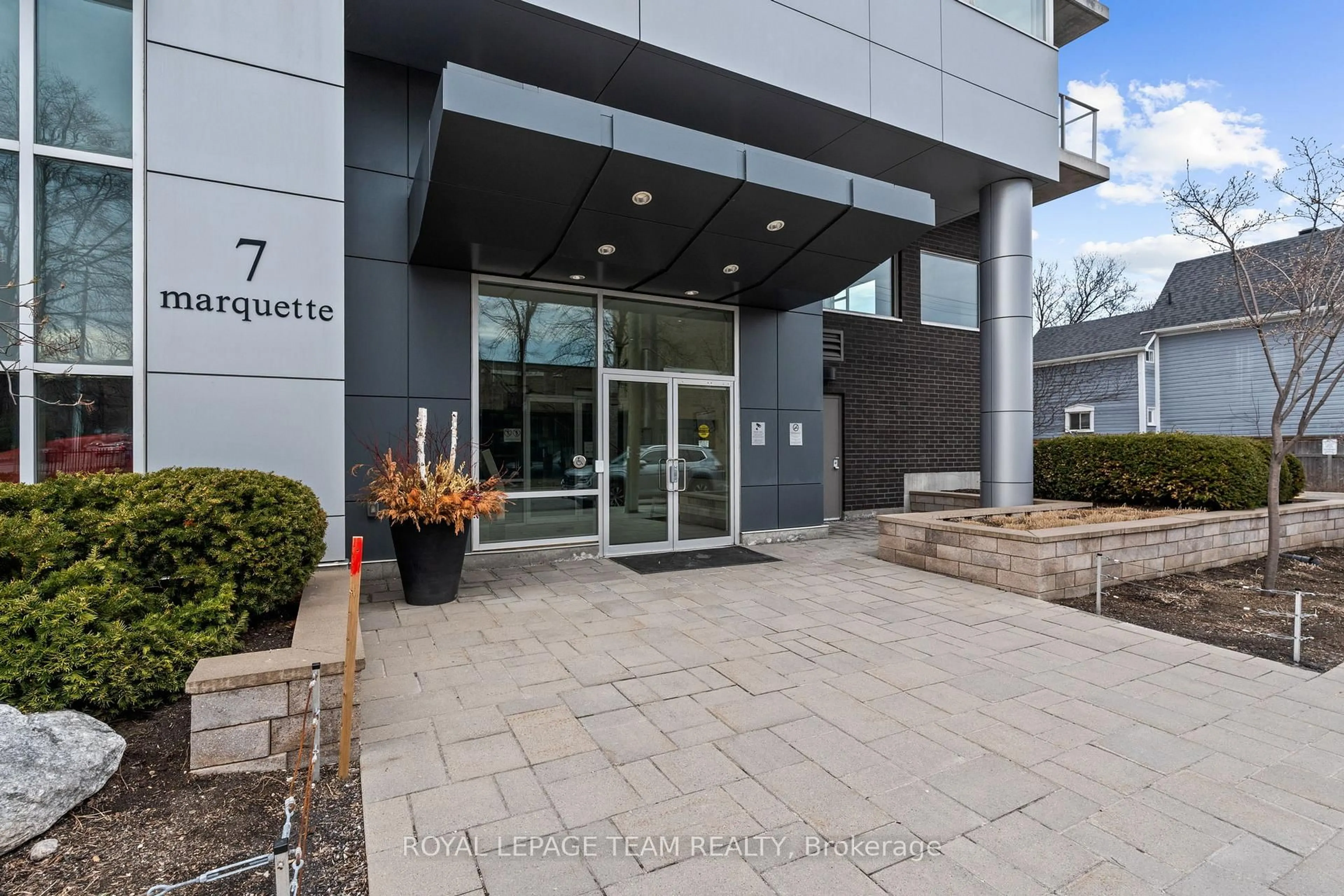 Indoor foyer for 7 Marquette Ave #418, Ottawa Ontario K1L 8A7