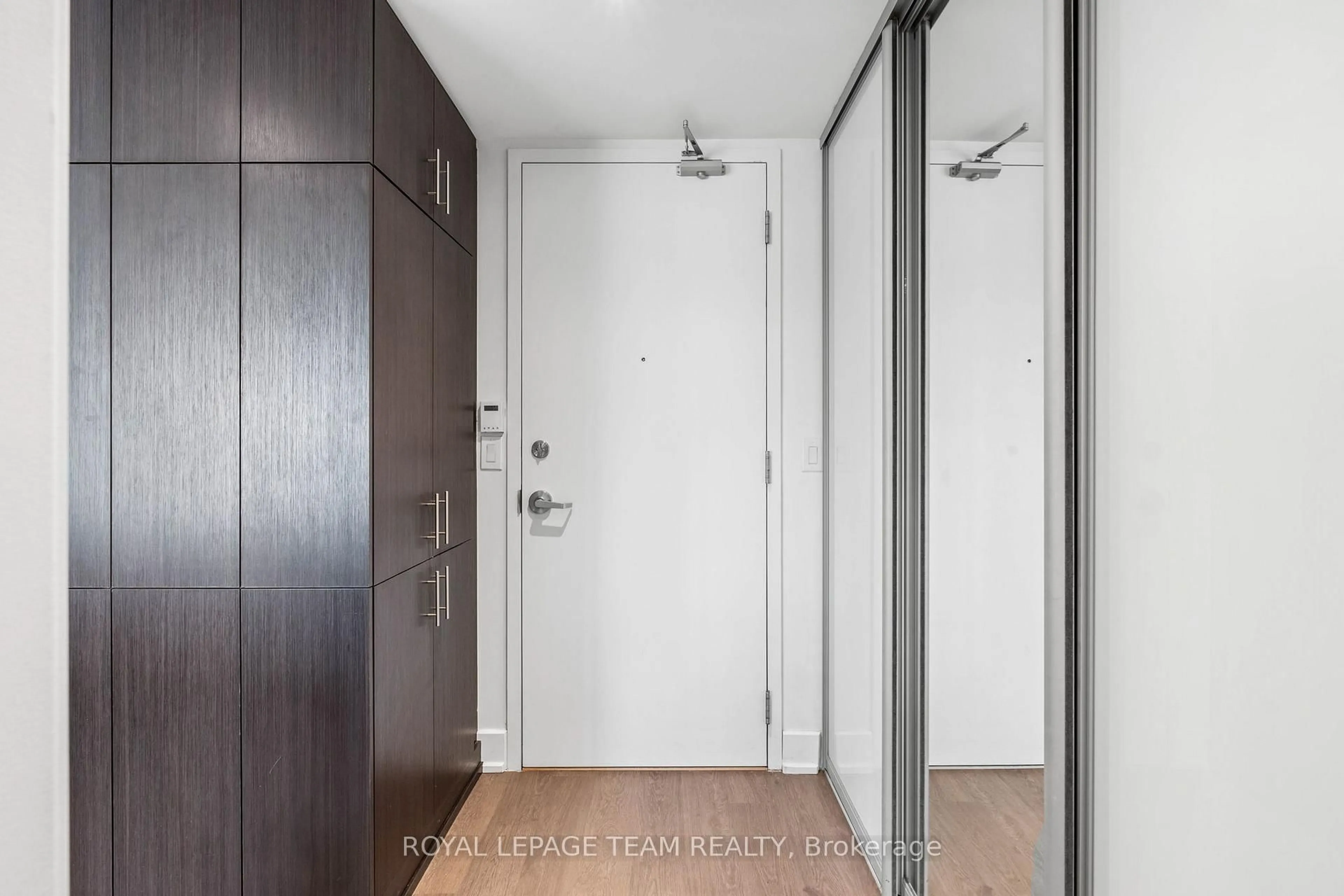 Indoor entryway for 7 Marquette Ave #418, Ottawa Ontario K1L 8A7
