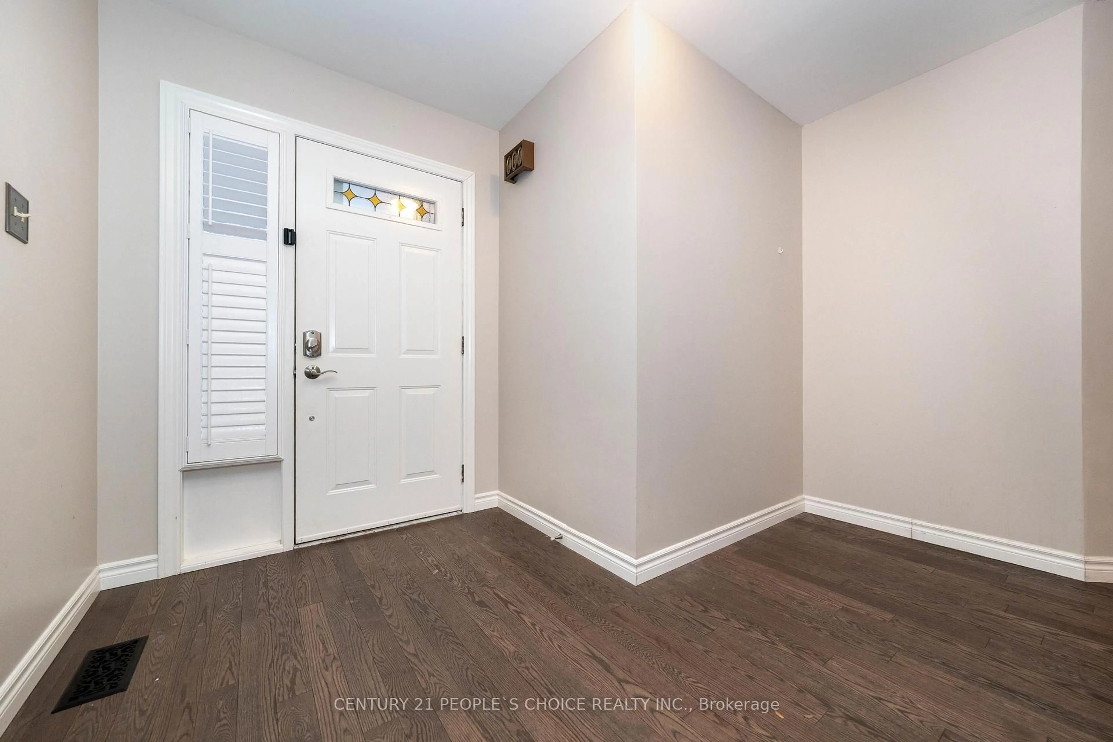 Indoor entryway for 15 Birchlawn Ave, Cambridge Ontario N1S 4S1