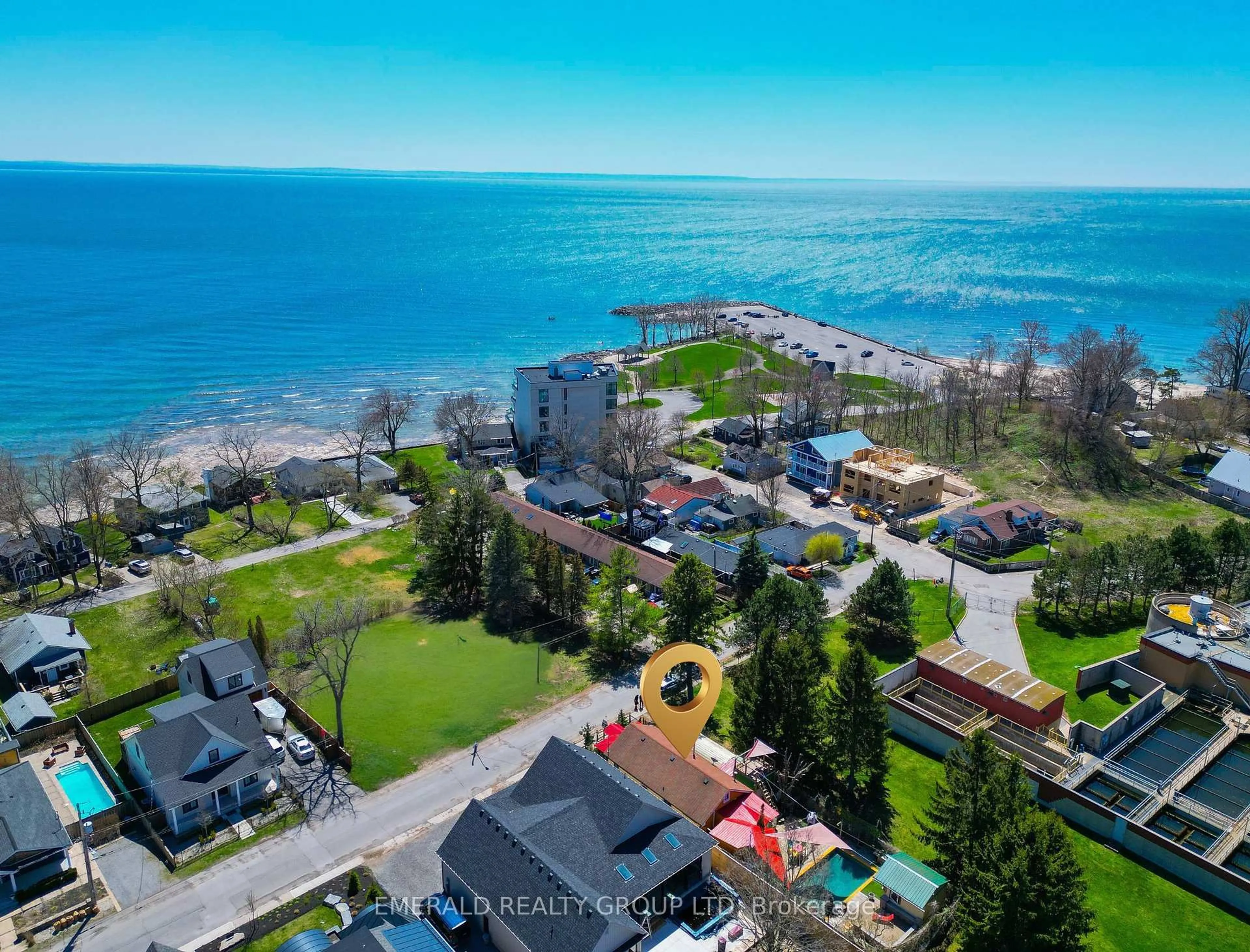 A pic from outside/outdoor area/front of a property/back of a property/a pic from drone, unknown for 3816 Crystal Beach Dr, Fort Erie Ontario L0S 1B0