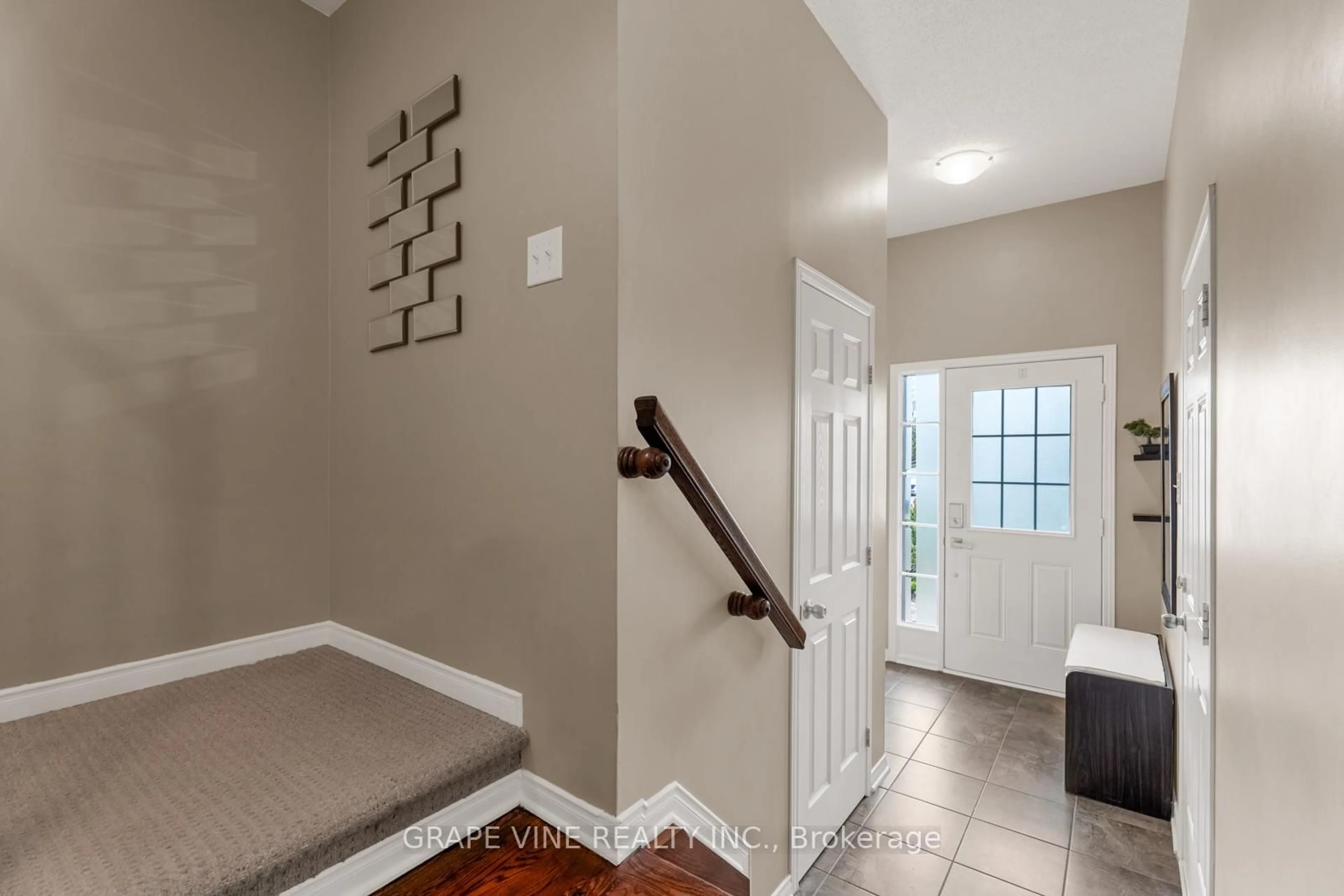 Indoor entryway for 224 Arrita St, Ottawa Ontario K2S 0J7