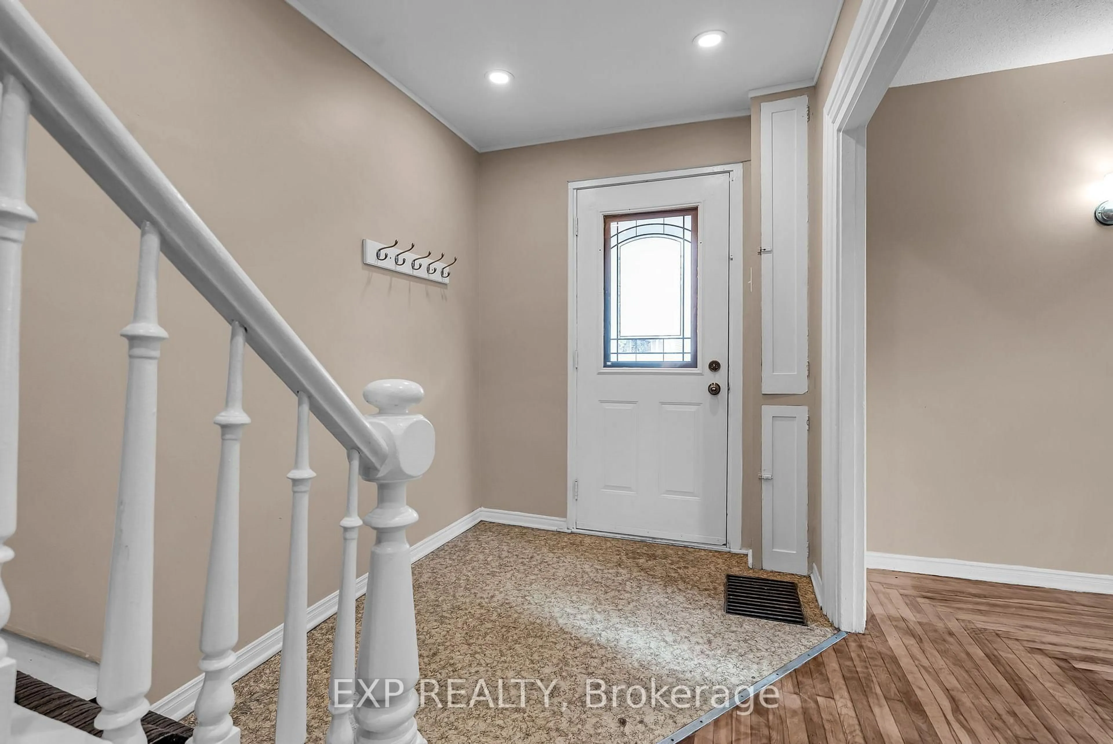 Indoor entryway for 32-34 Gloucester St, Cornwall Ontario K6H 3W2