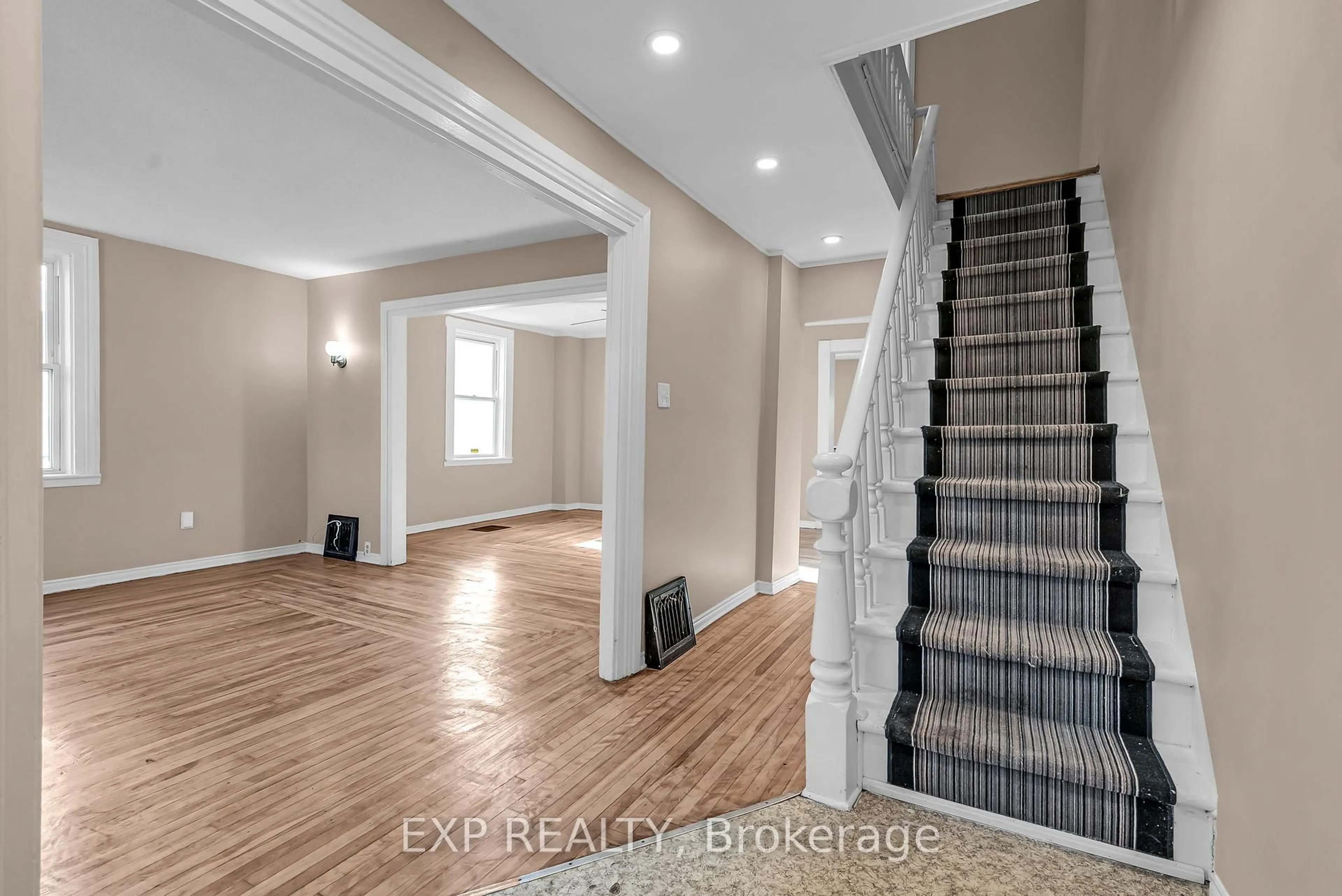 Indoor entryway for 32-34 Gloucester St, Cornwall Ontario K6H 3W2