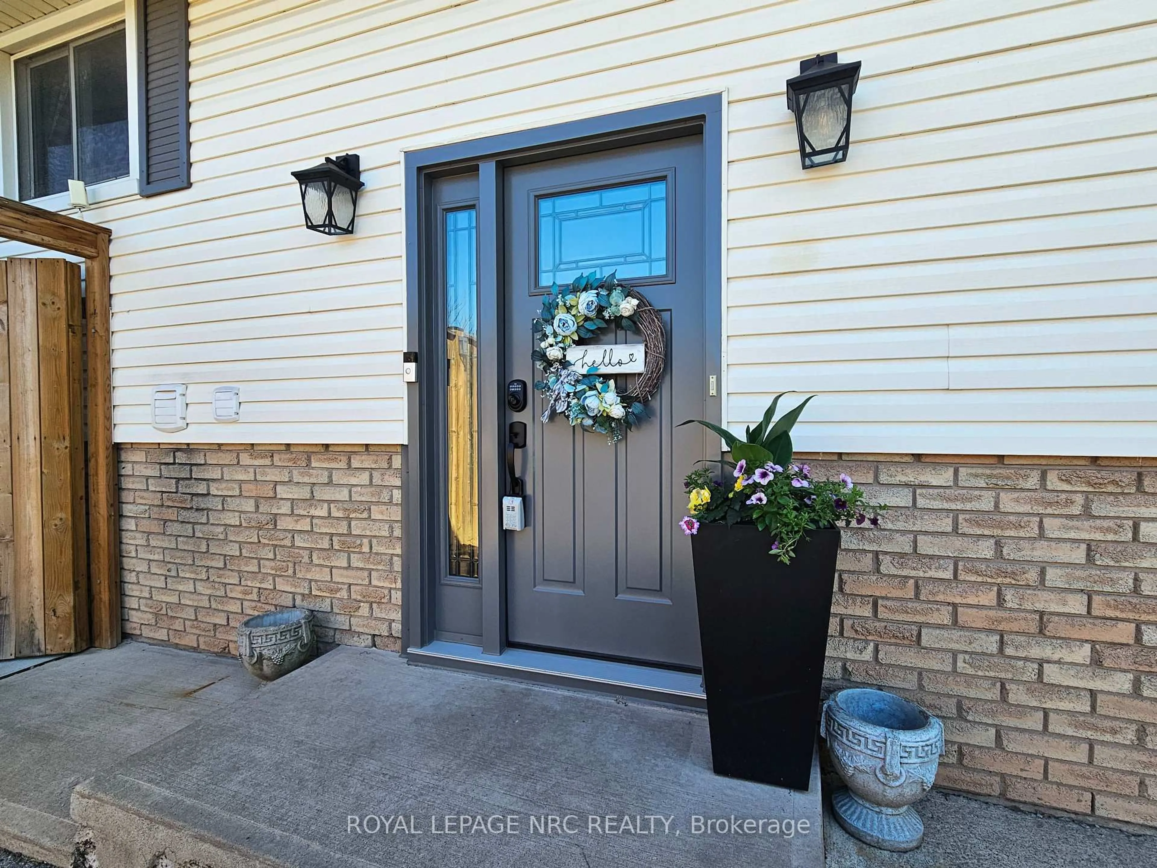 Indoor entryway for 4992 Gage Crt, Niagara Falls Ontario L2E 7B5