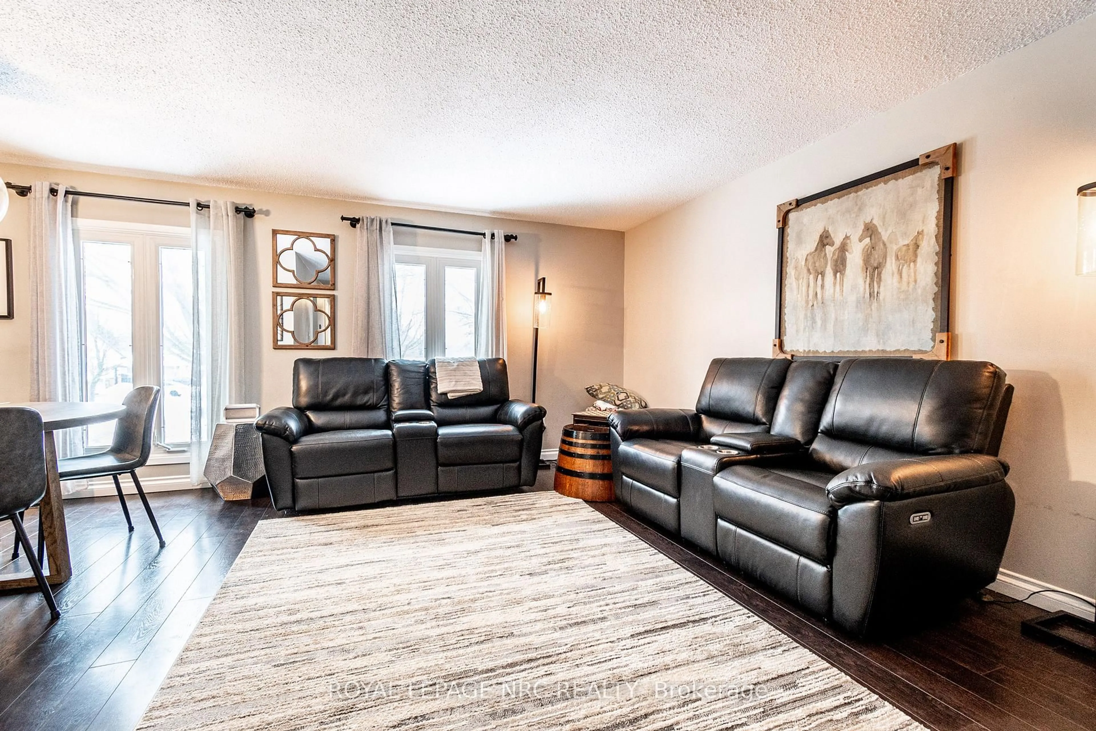 Living room with furniture, unknown for 4992 Gage Crt, Niagara Falls Ontario L2E 7B5