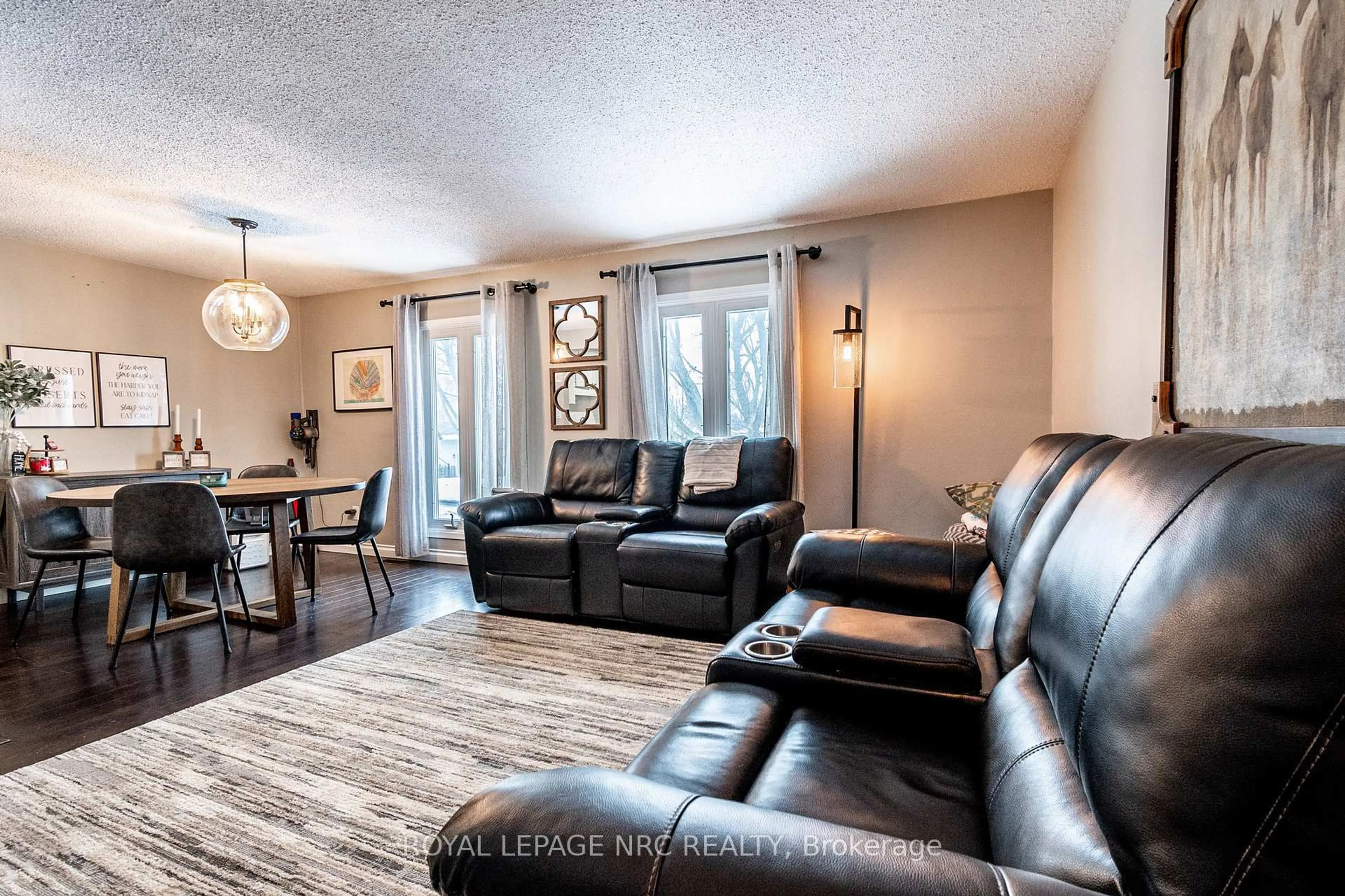 Living room with furniture, unknown for 4992 Gage Crt, Niagara Falls Ontario L2E 7B5