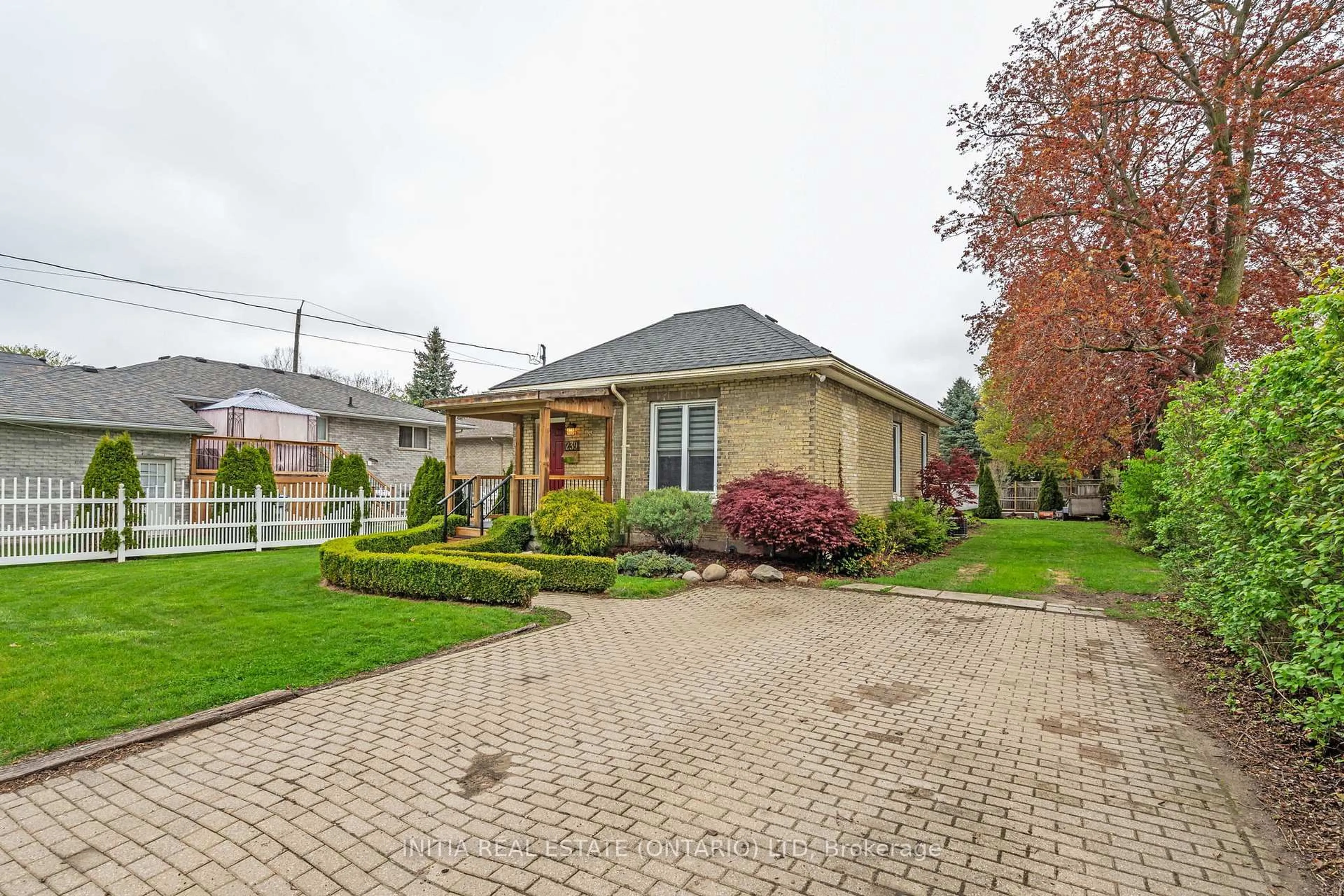 Unknown for 239 Queen St, Strathroy Caradoc Ontario N7G 2J3