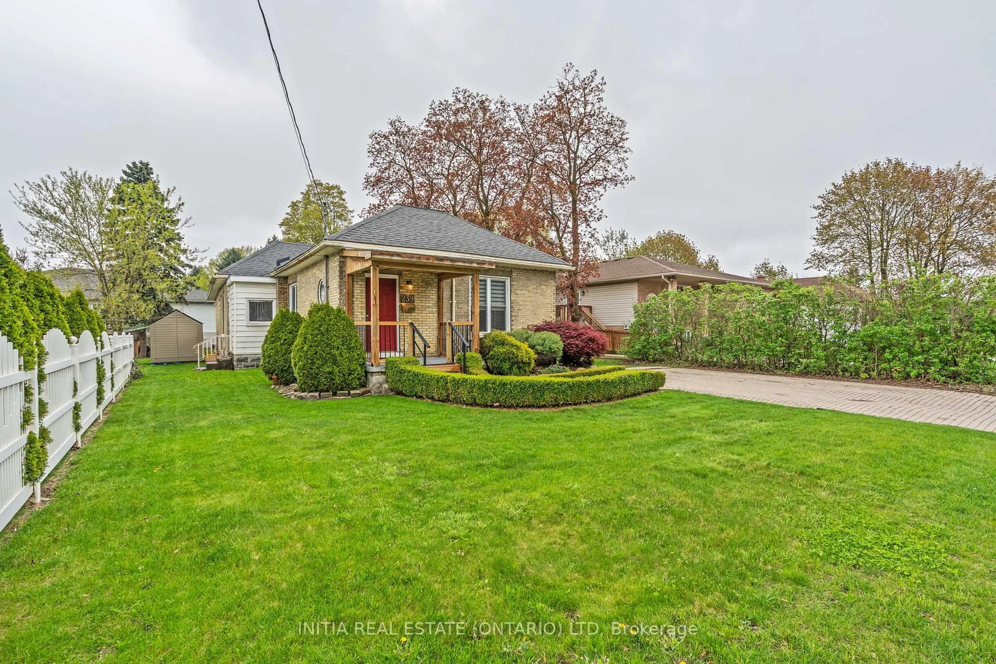 A pic from outside/outdoor area/front of a property/back of a property/a pic from drone, street for 239 Queen St, Strathroy Caradoc Ontario N7G 2J3