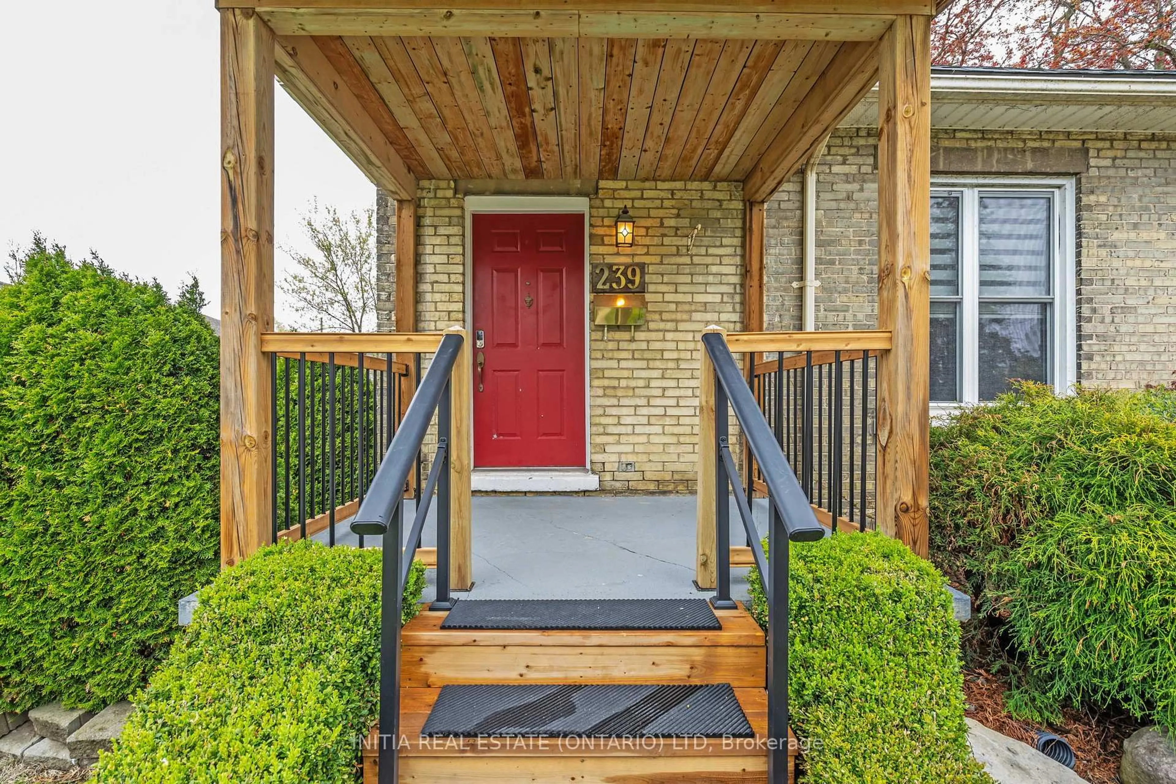 Indoor entryway for 239 Queen St, Strathroy Caradoc Ontario N7G 2J3
