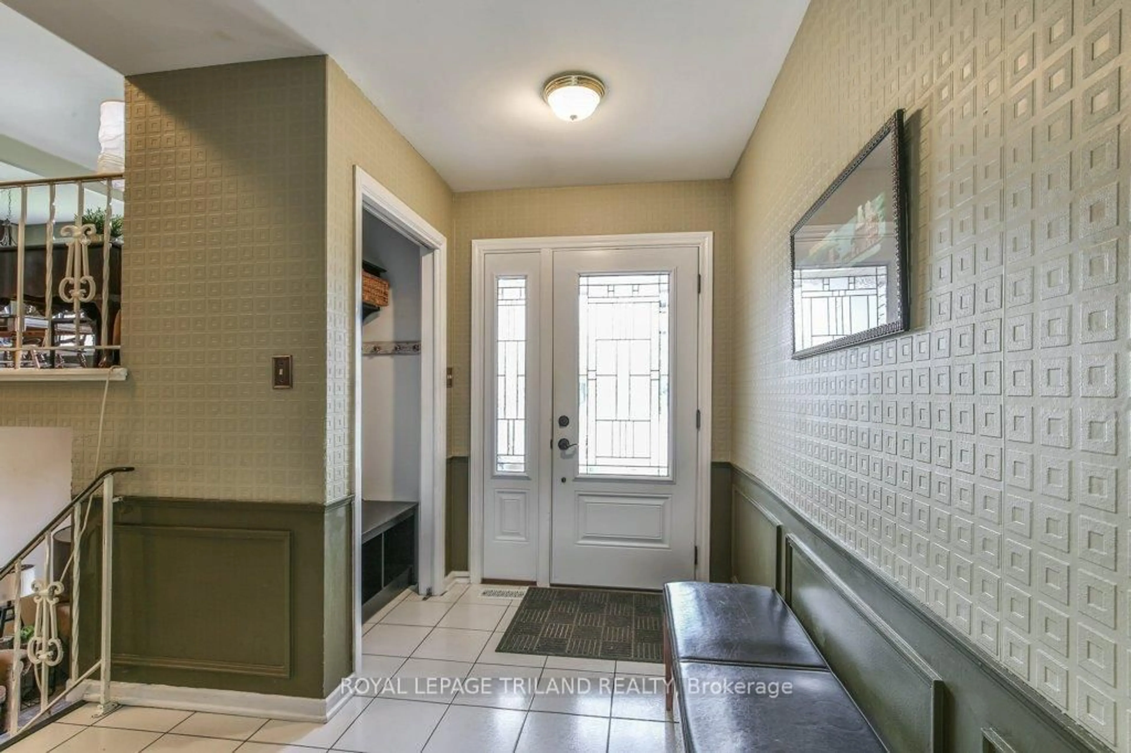 Indoor entryway for 41 FOX MILL Crt, London Ontario N6J 2B7