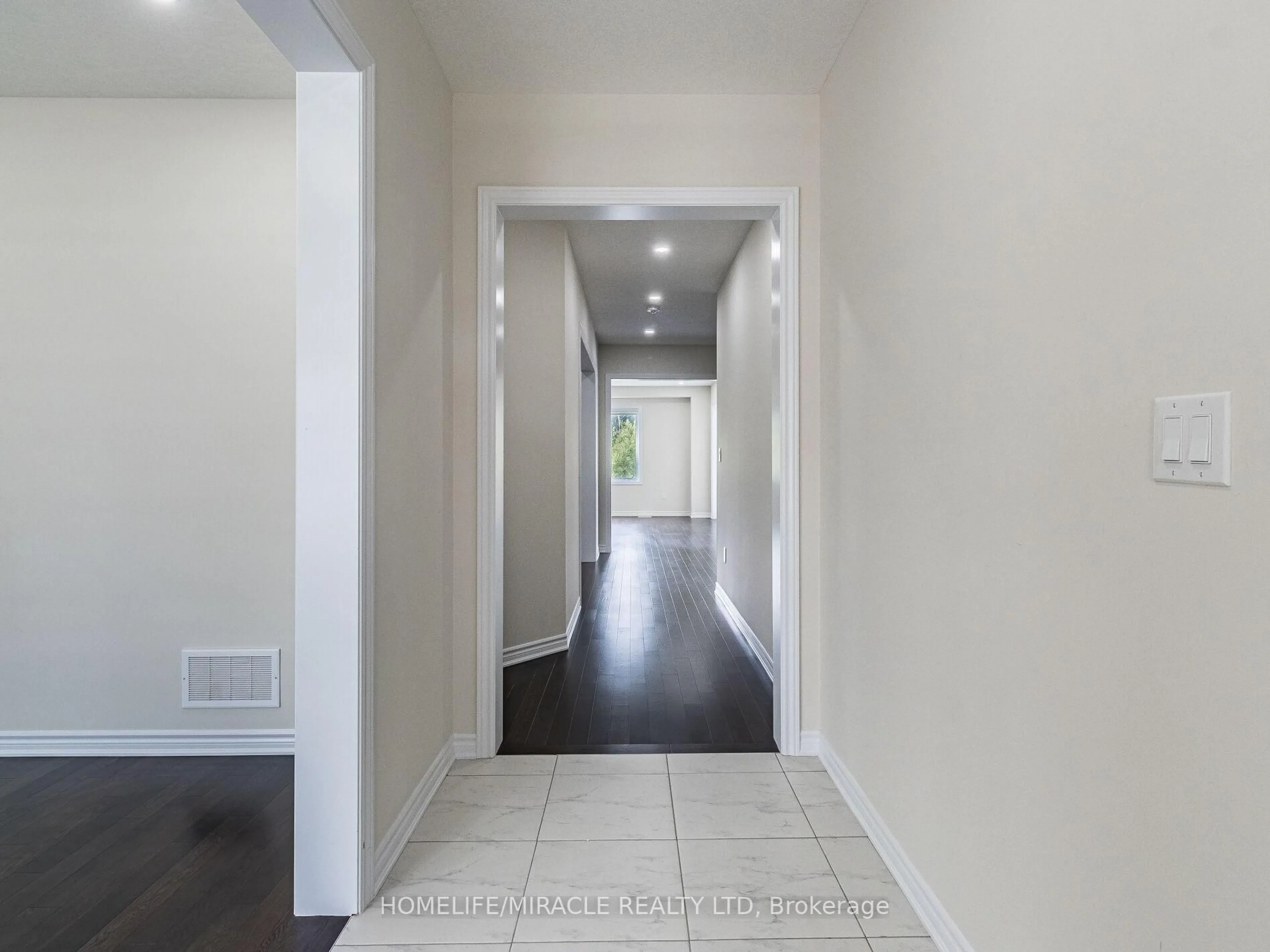 Indoor entryway for 116 Eva Dr, Woolwich Ontario N0B 1M0