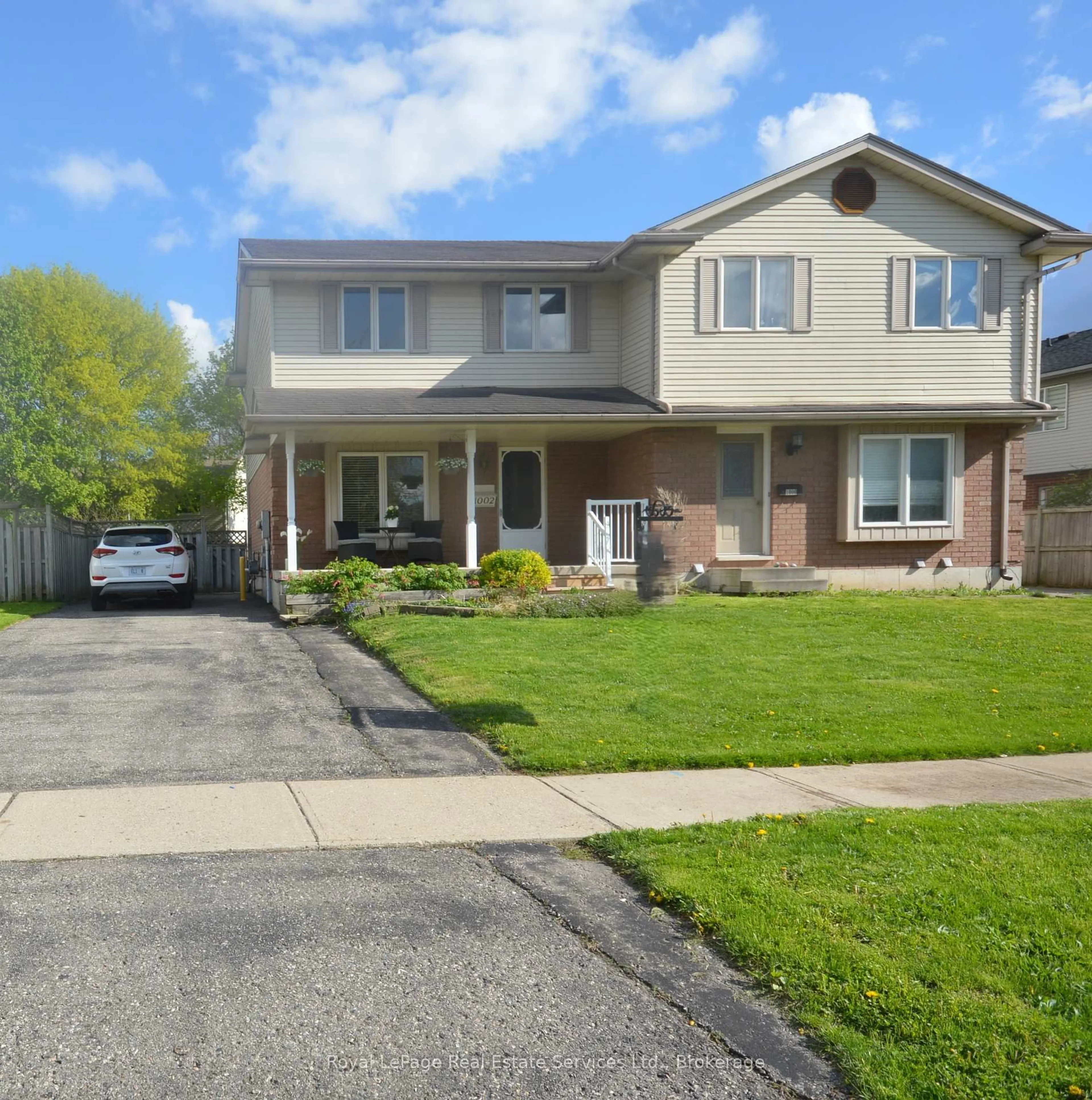 Home with vinyl exterior material, street for 1002 CREE Ave, Woodstock Ontario N4T 1A2