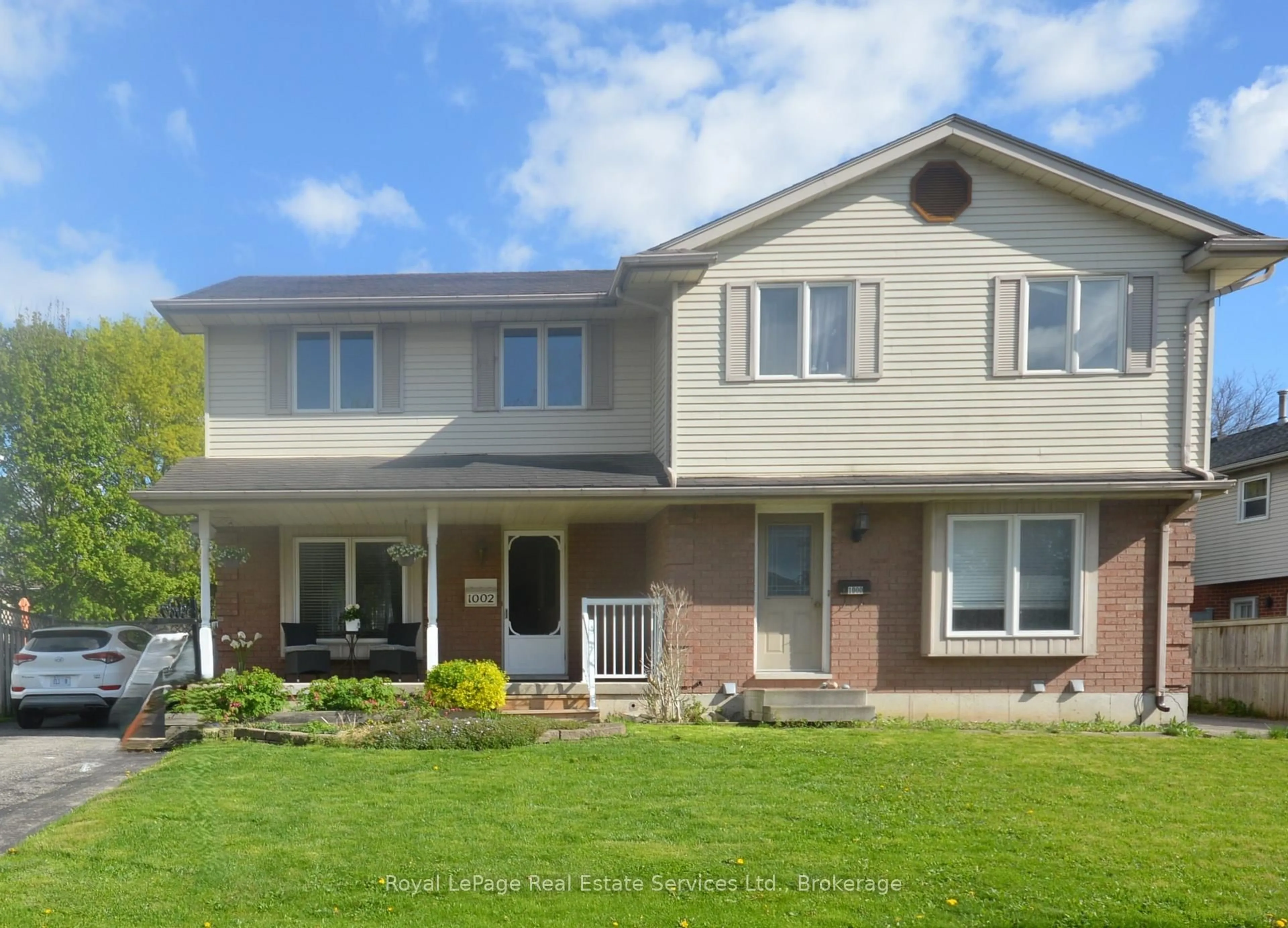 Home with vinyl exterior material, street for 1002 CREE Ave, Woodstock Ontario N4T 1A2