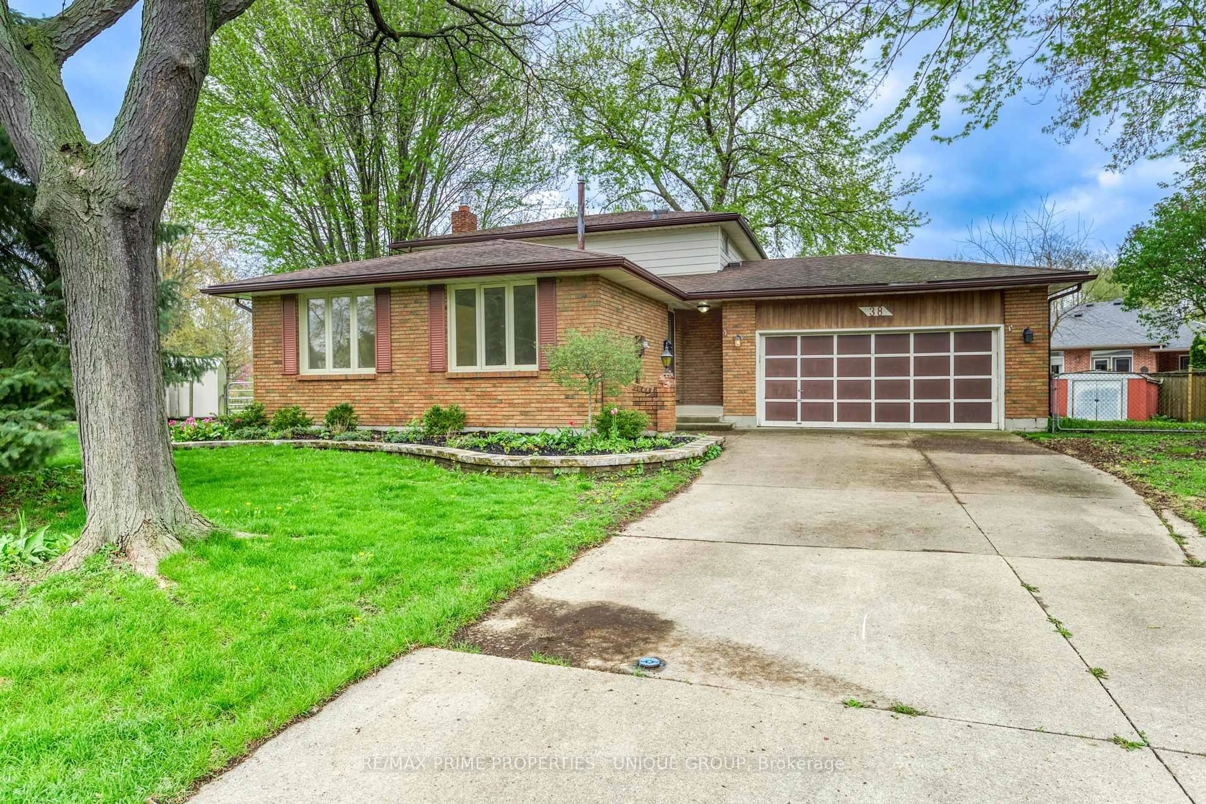 Home with brick exterior material, street for 38 Copperfield Crt, Sarnia Ontario N7S 5K8