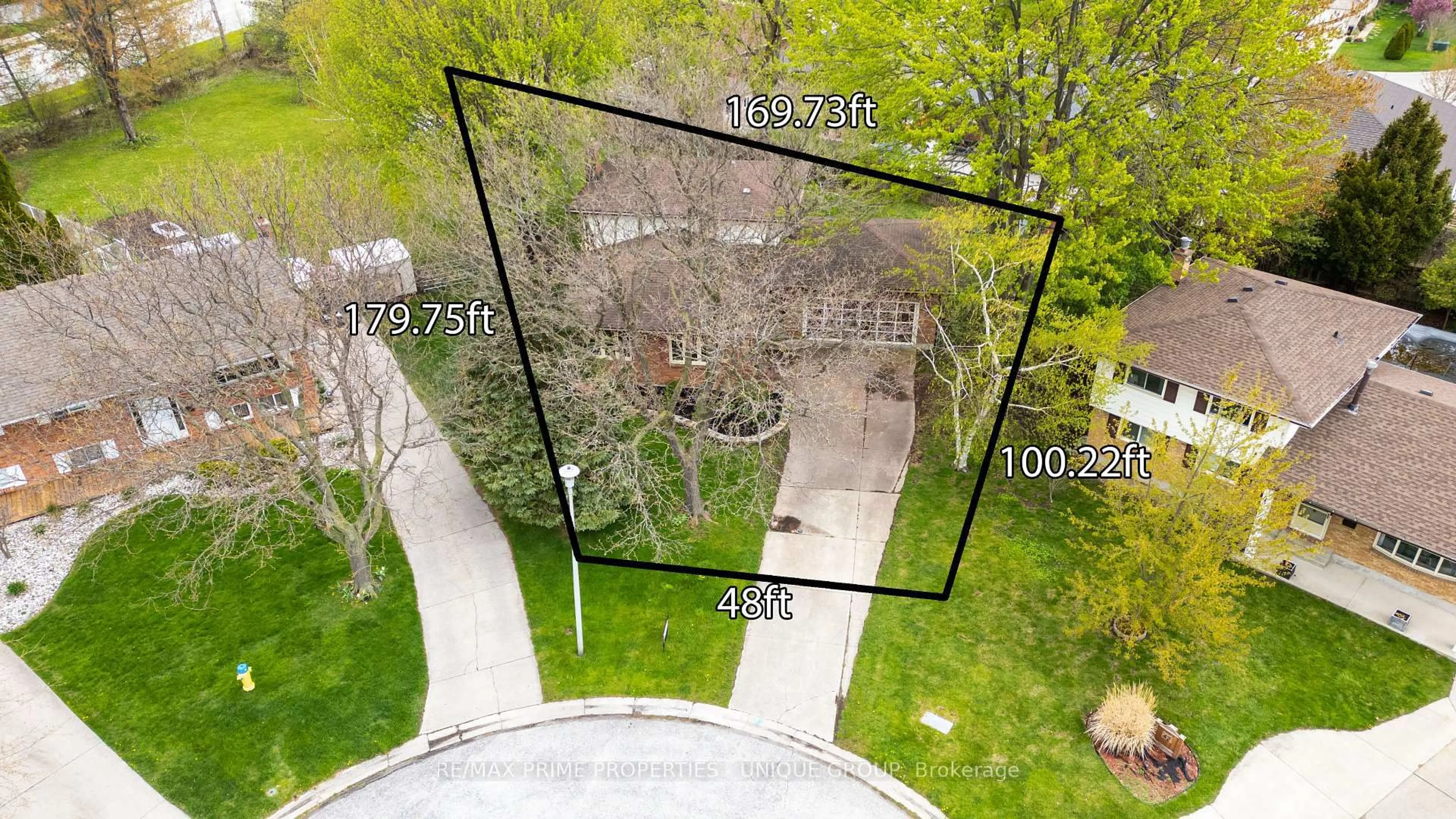 A pic from outside/outdoor area/front of a property/back of a property/a pic from drone, street for 38 Copperfield Crt, Sarnia Ontario N7S 5K8