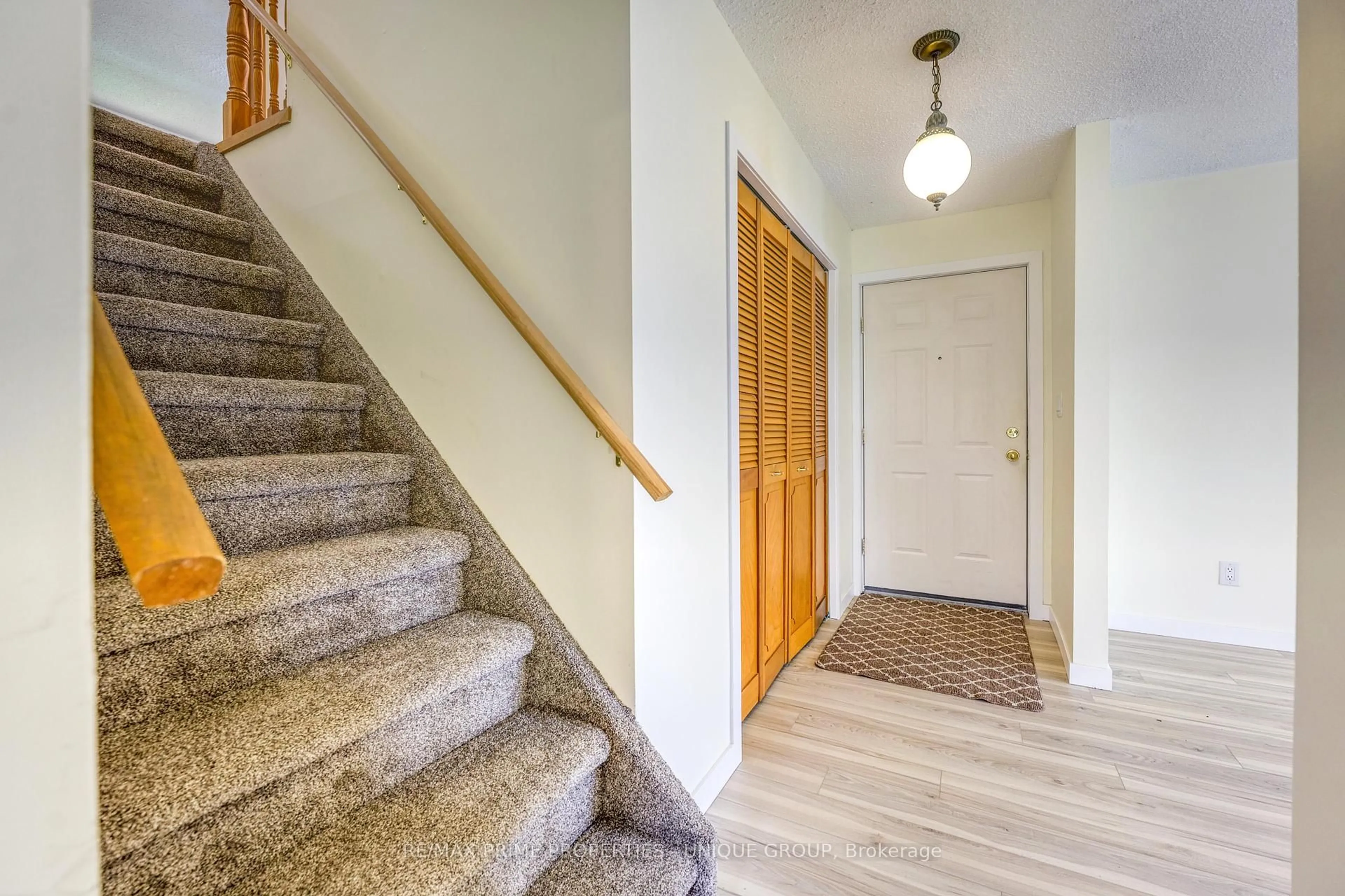 Indoor entryway for 38 Copperfield Crt, Sarnia Ontario N7S 5K8