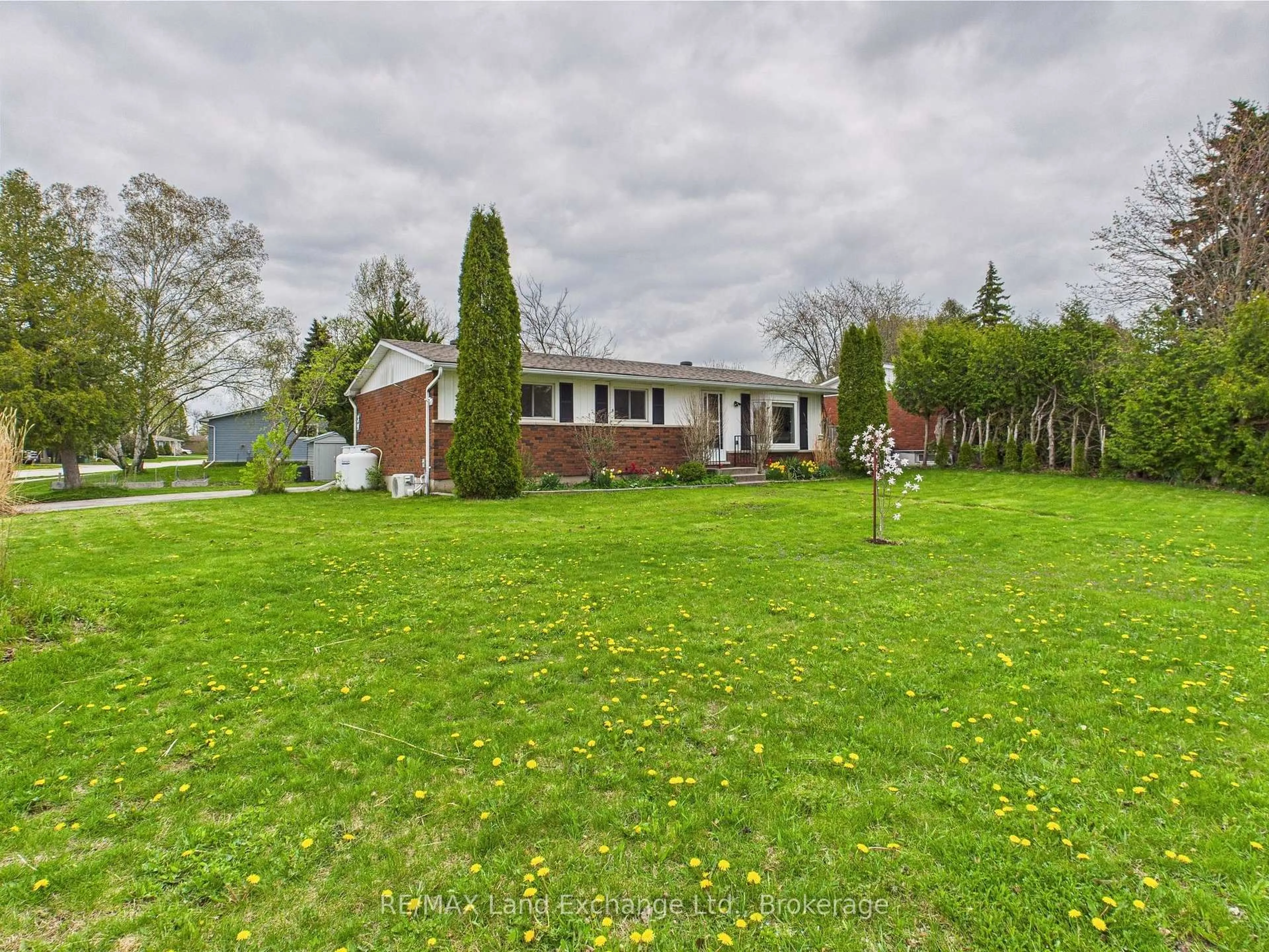 A pic from outside/outdoor area/front of a property/back of a property/a pic from drone, street for 39 Inverlyn Cres, Kincardine Ontario N2Z 1J2