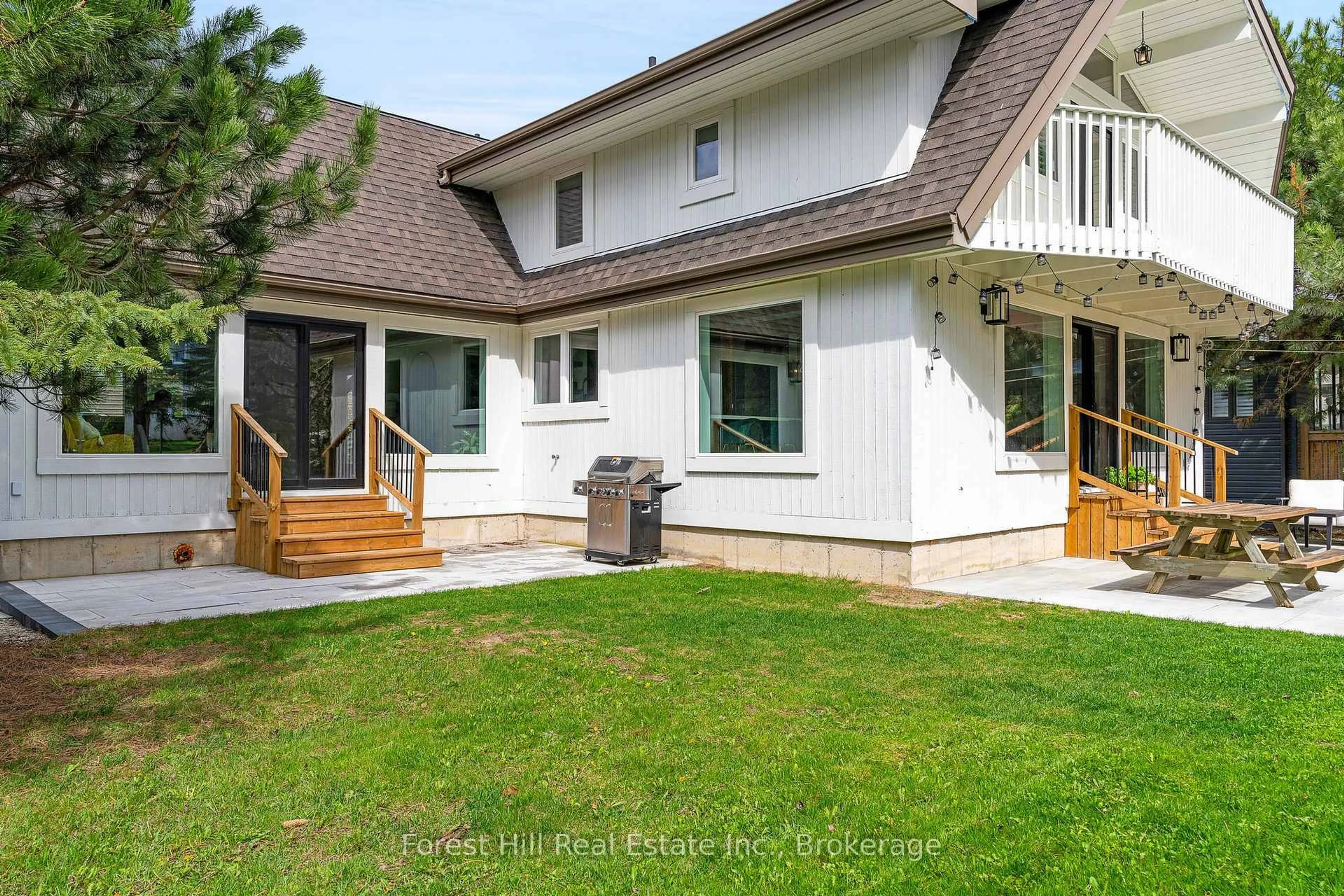 Home with vinyl exterior material, street for 144 Brooker Blvd, Blue Mountains Ontario L9Y 0L4