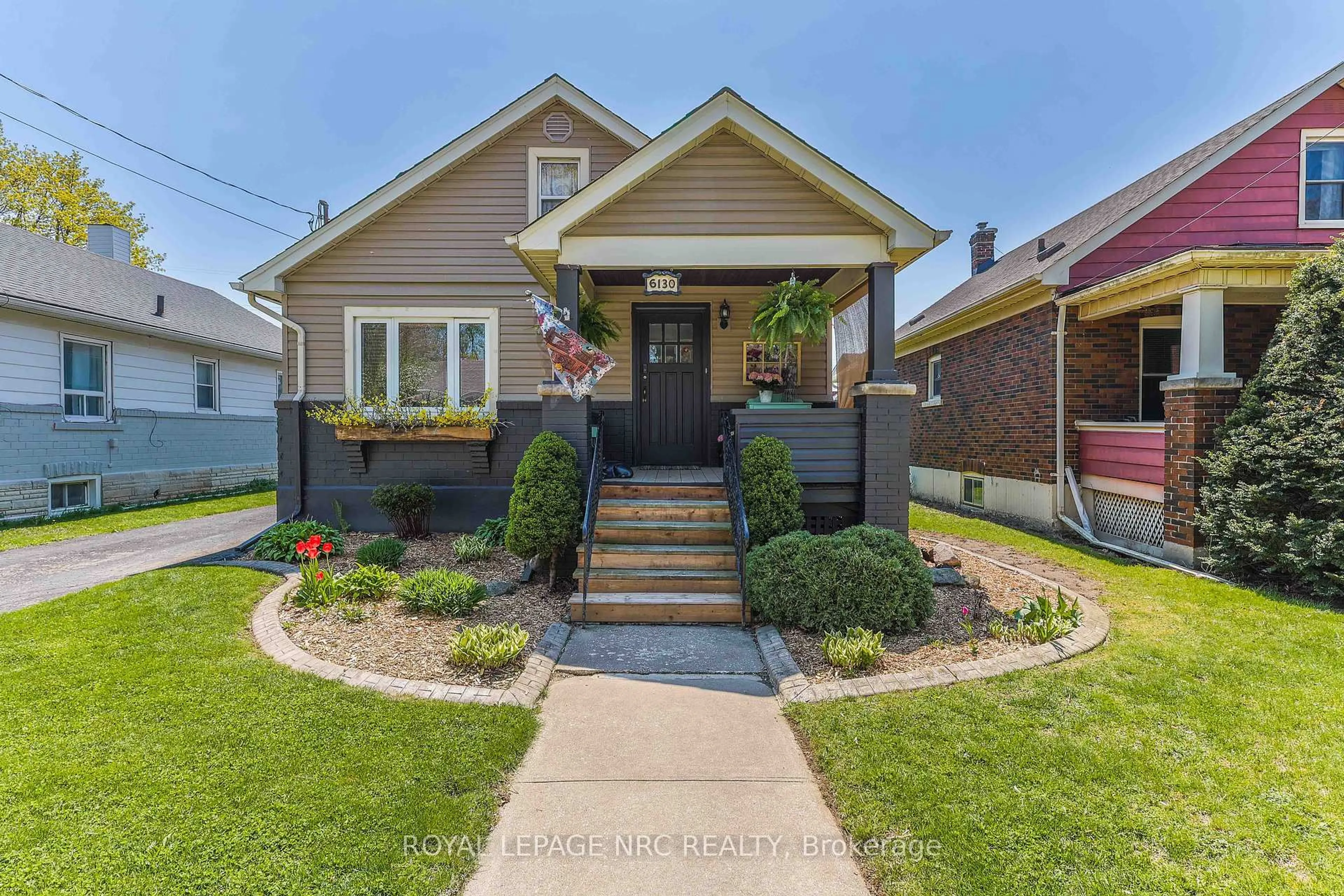 Home with brick exterior material, street for 6130 Murray St, Niagara Falls Ontario L2G 2K5