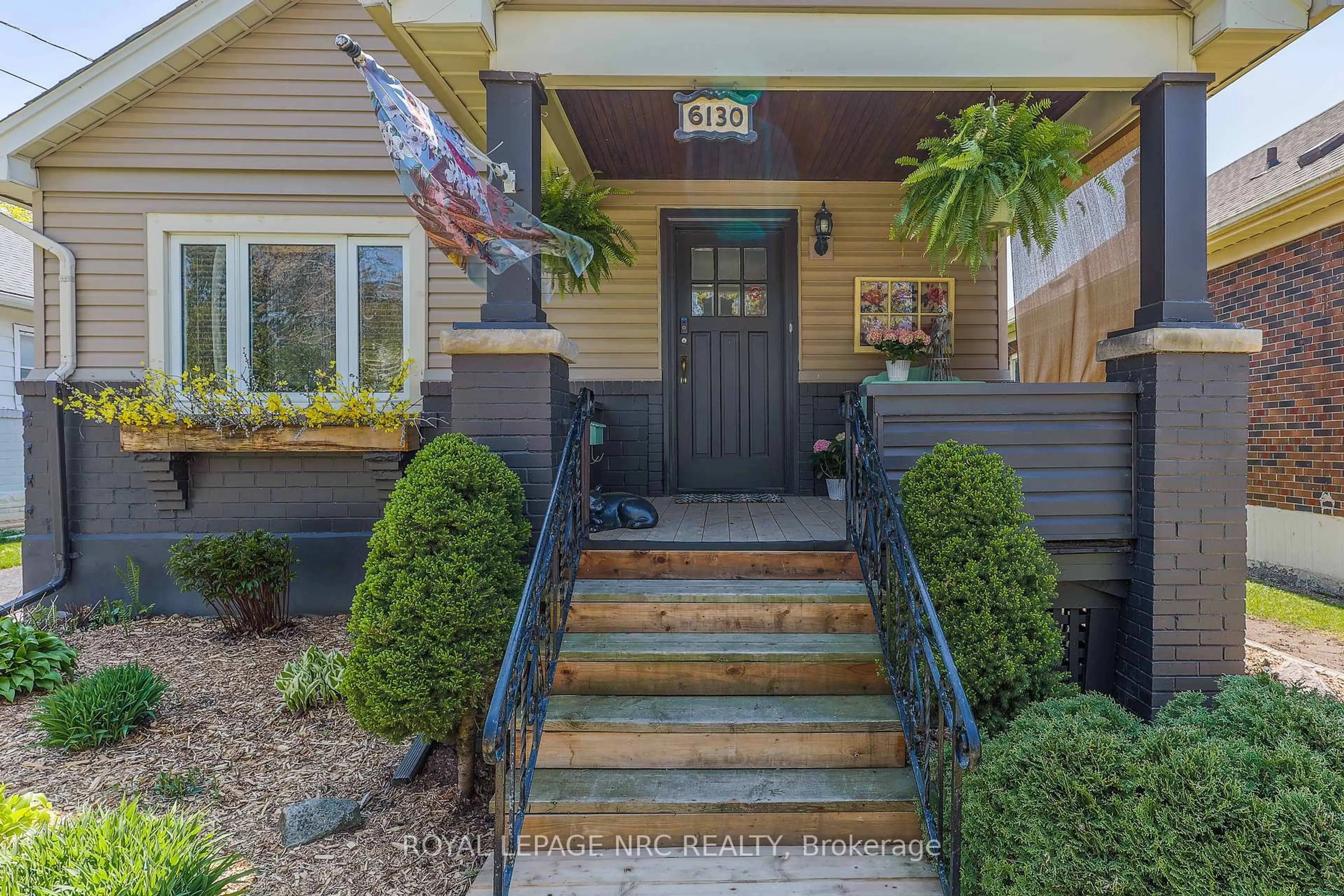 Indoor entryway for 6130 Murray St, Niagara Falls Ontario L2G 2K5