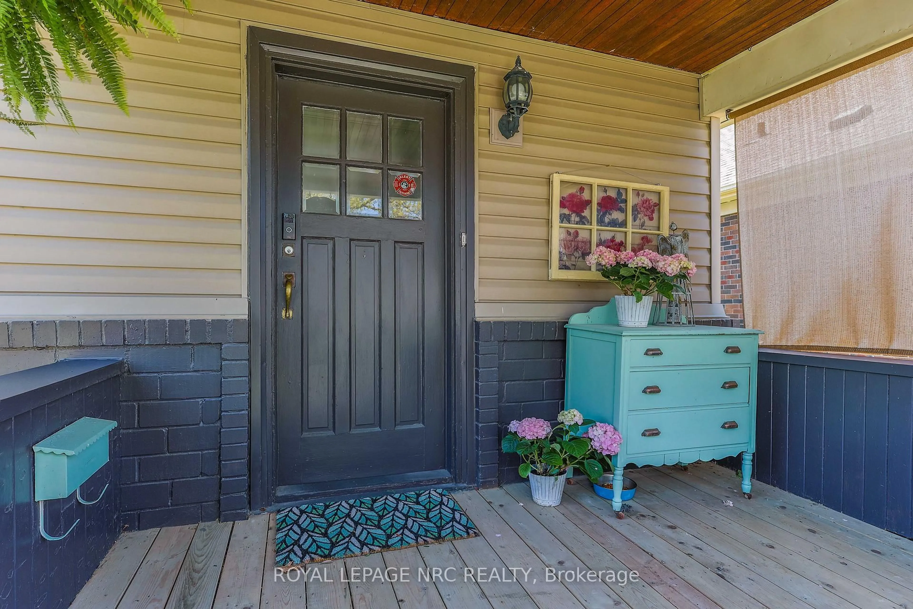 Indoor entryway for 6130 Murray St, Niagara Falls Ontario L2G 2K5