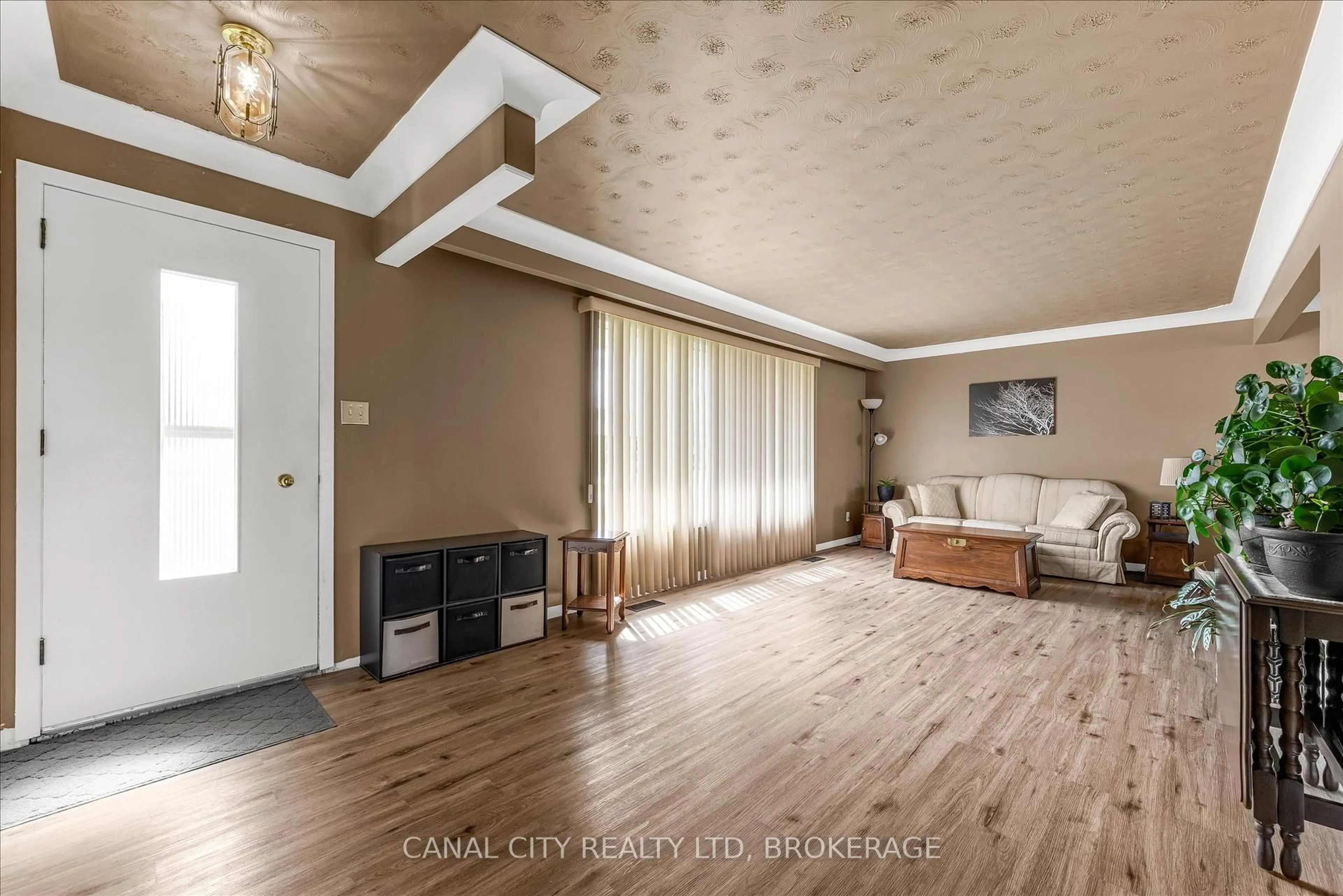 Living room with furniture, wood/laminate floor for 215 Ontario St, Thorold Ontario L2V 1E3