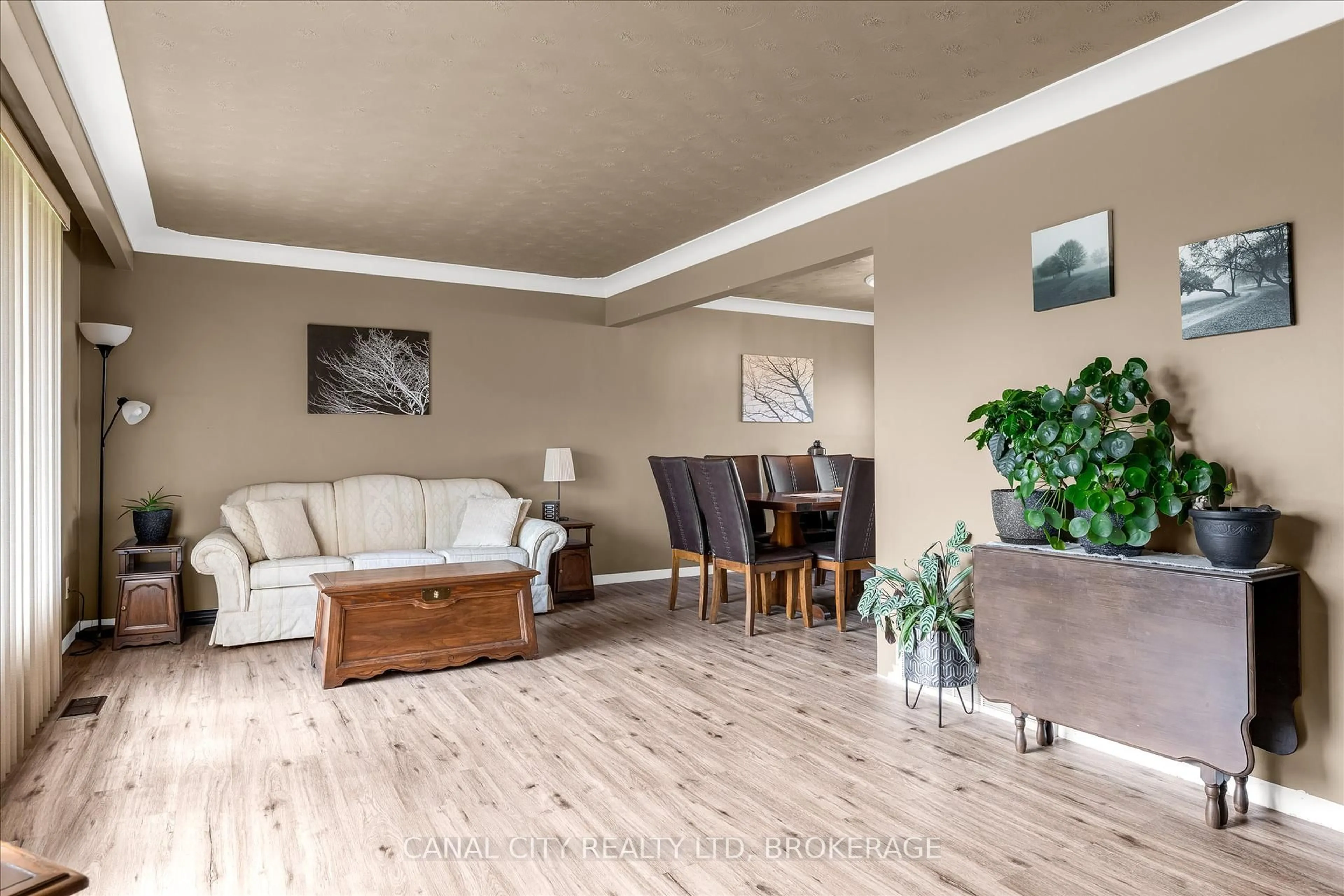 Living room with furniture, wood/laminate floor for 215 Ontario St, Thorold Ontario L2V 1E3