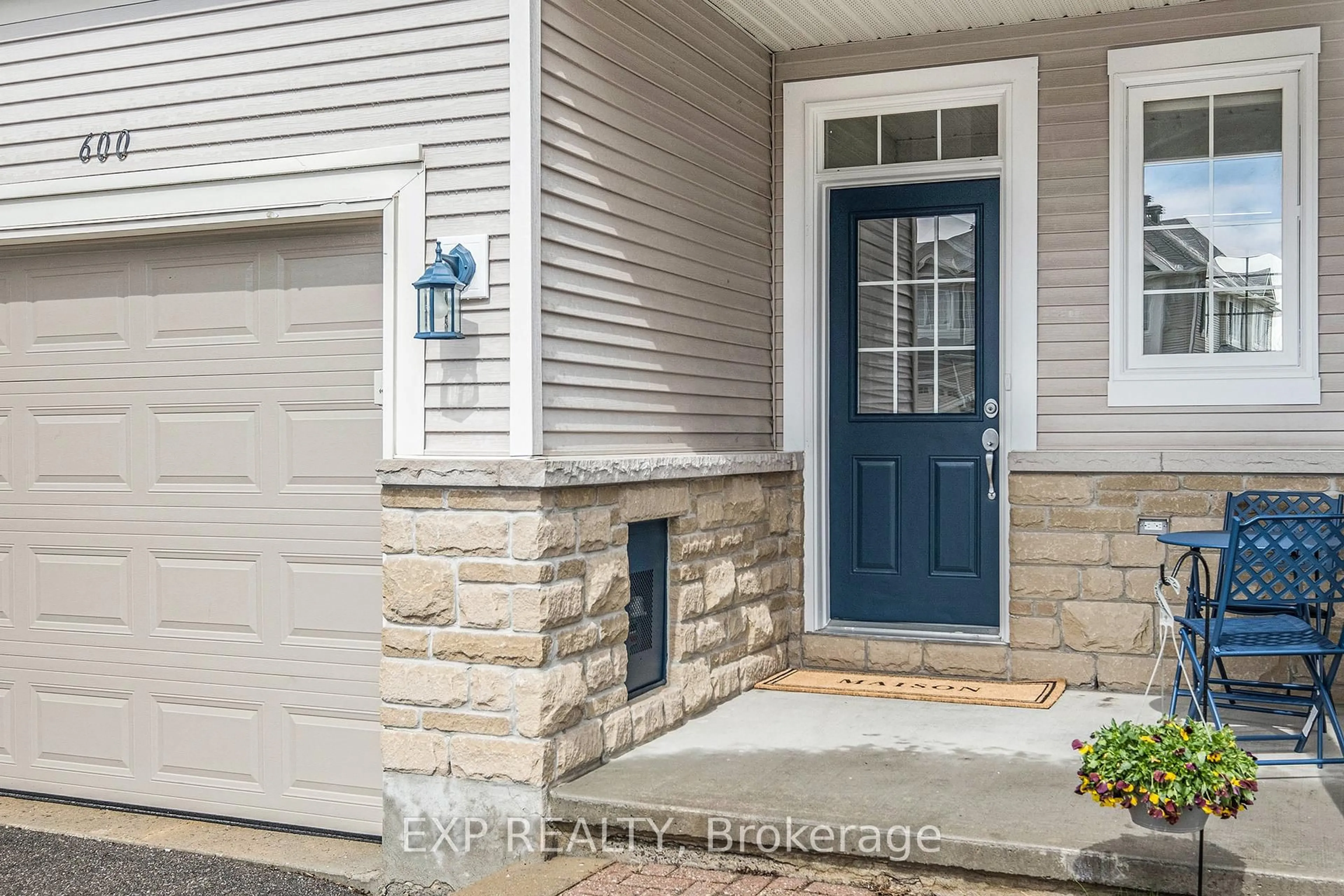 Indoor entryway for 600 Pepperville Cres, Ottawa Ontario K2M 0E7