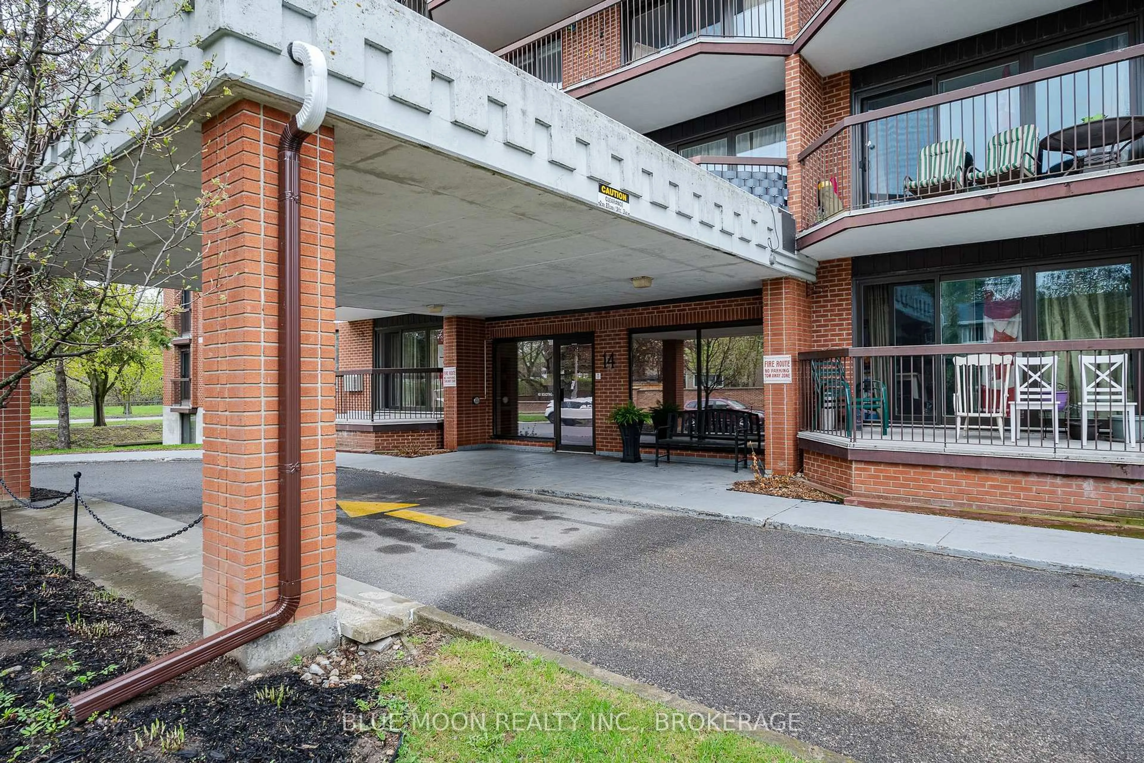 Indoor foyer for 14 Greenview Dr #207, Kingston Ontario K7M 7T5