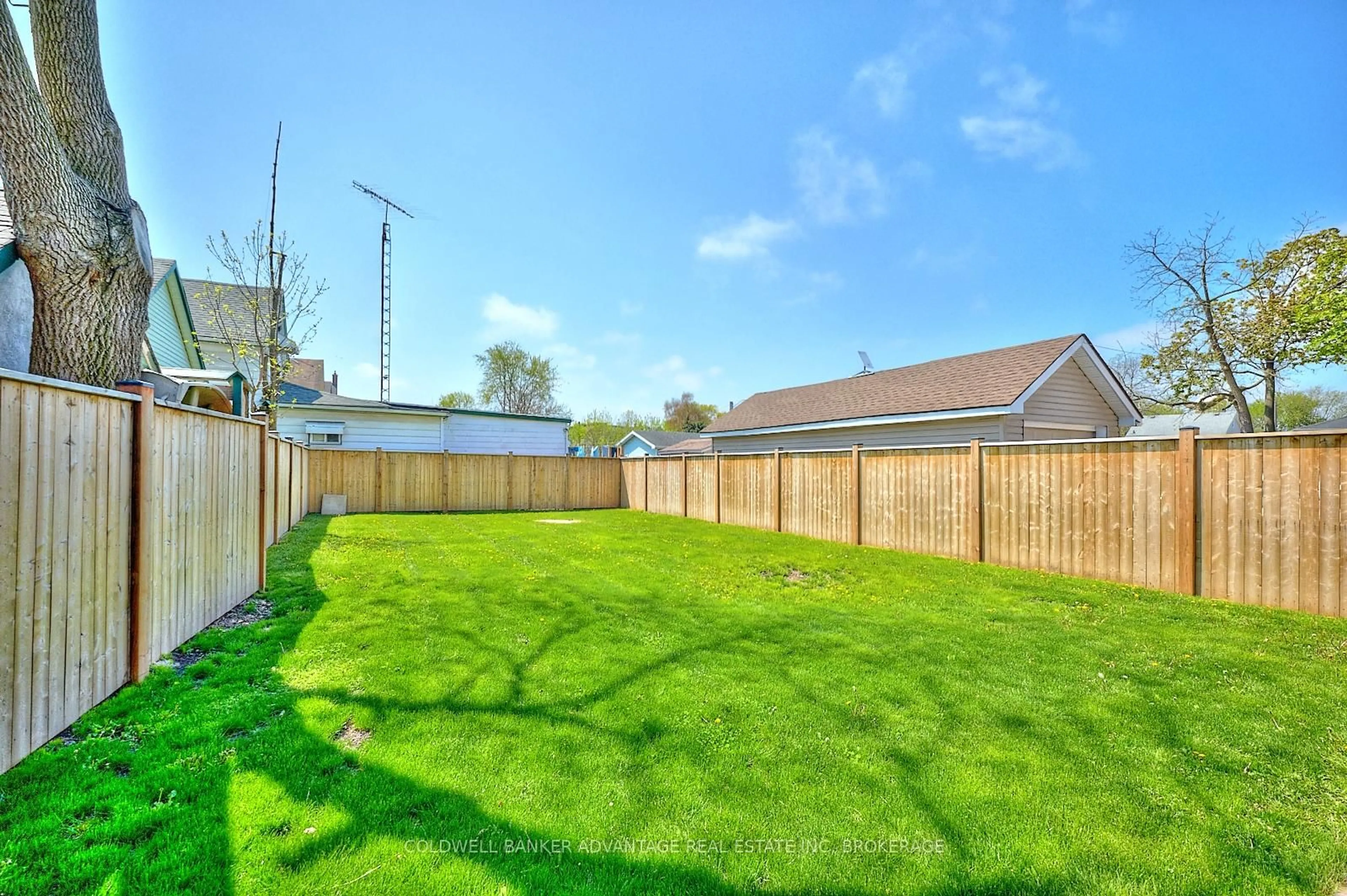 A pic from outside/outdoor area/front of a property/back of a property/a pic from drone, water/lake/river/ocean view for 189 Young St, Welland Ontario L3B 4C9