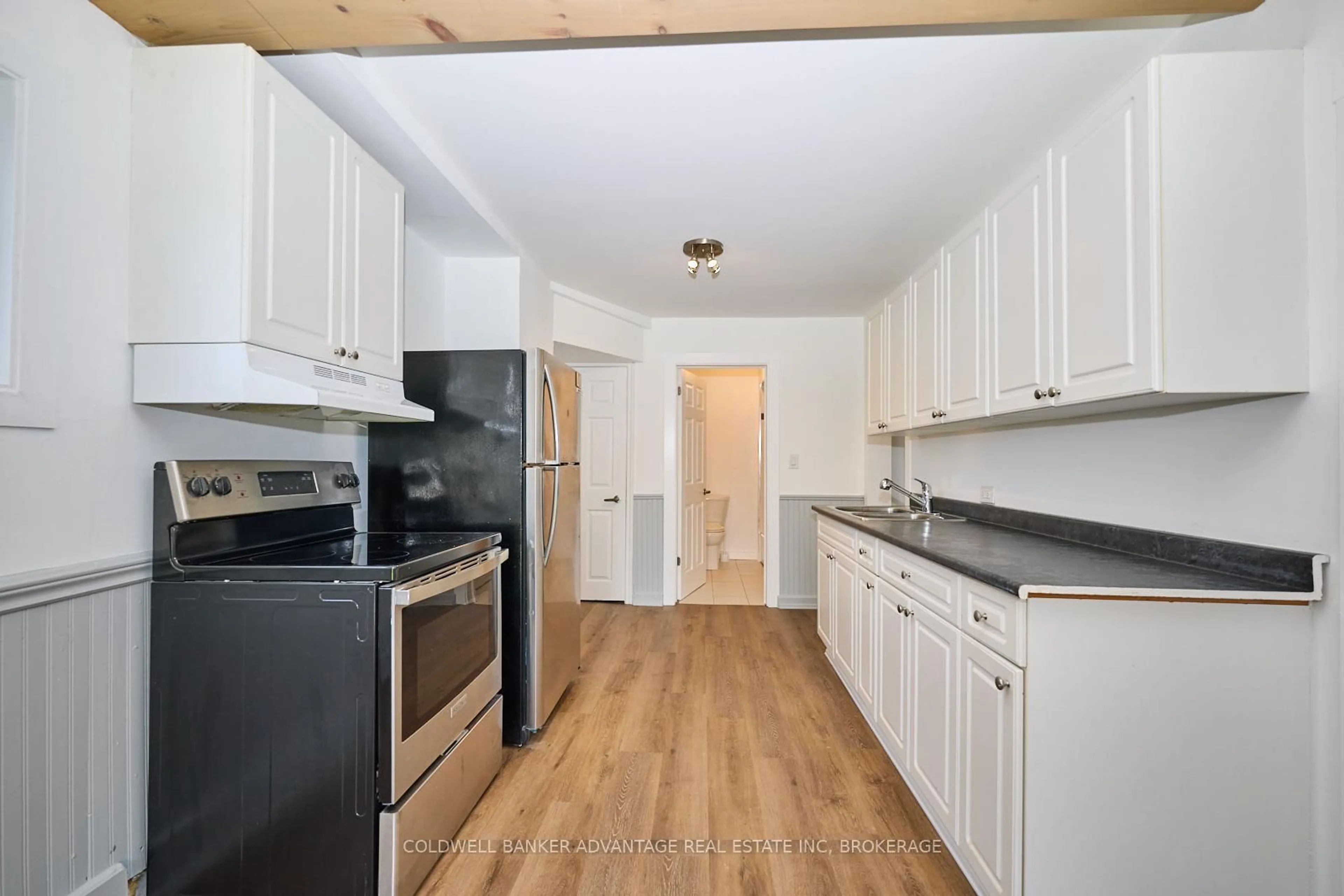 Standard kitchen, wood/laminate floor for 189 Young St, Welland Ontario L3B 4C9