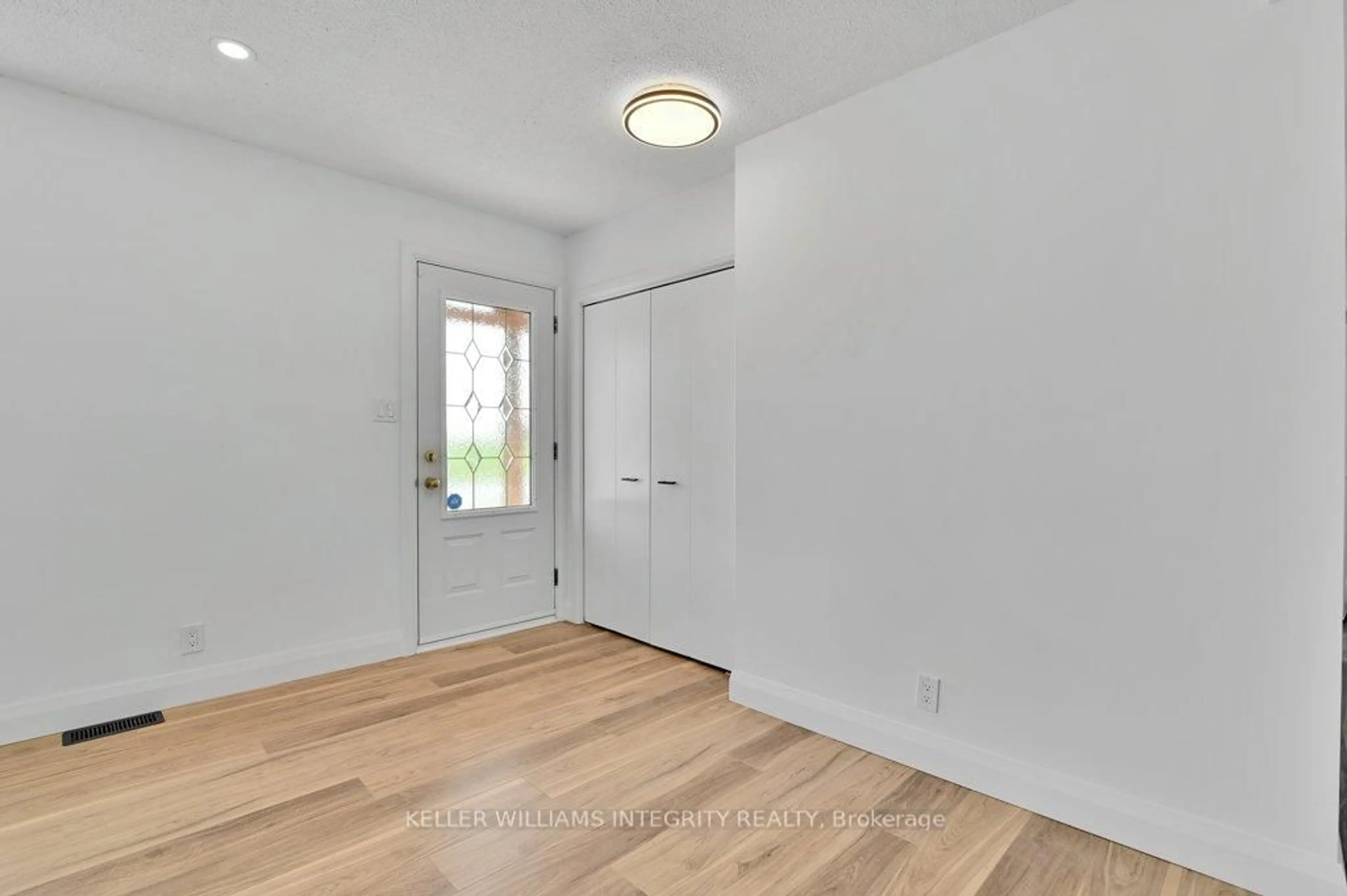 Indoor entryway for 2140 Valley St, North Stormont Ontario K0C 1W0