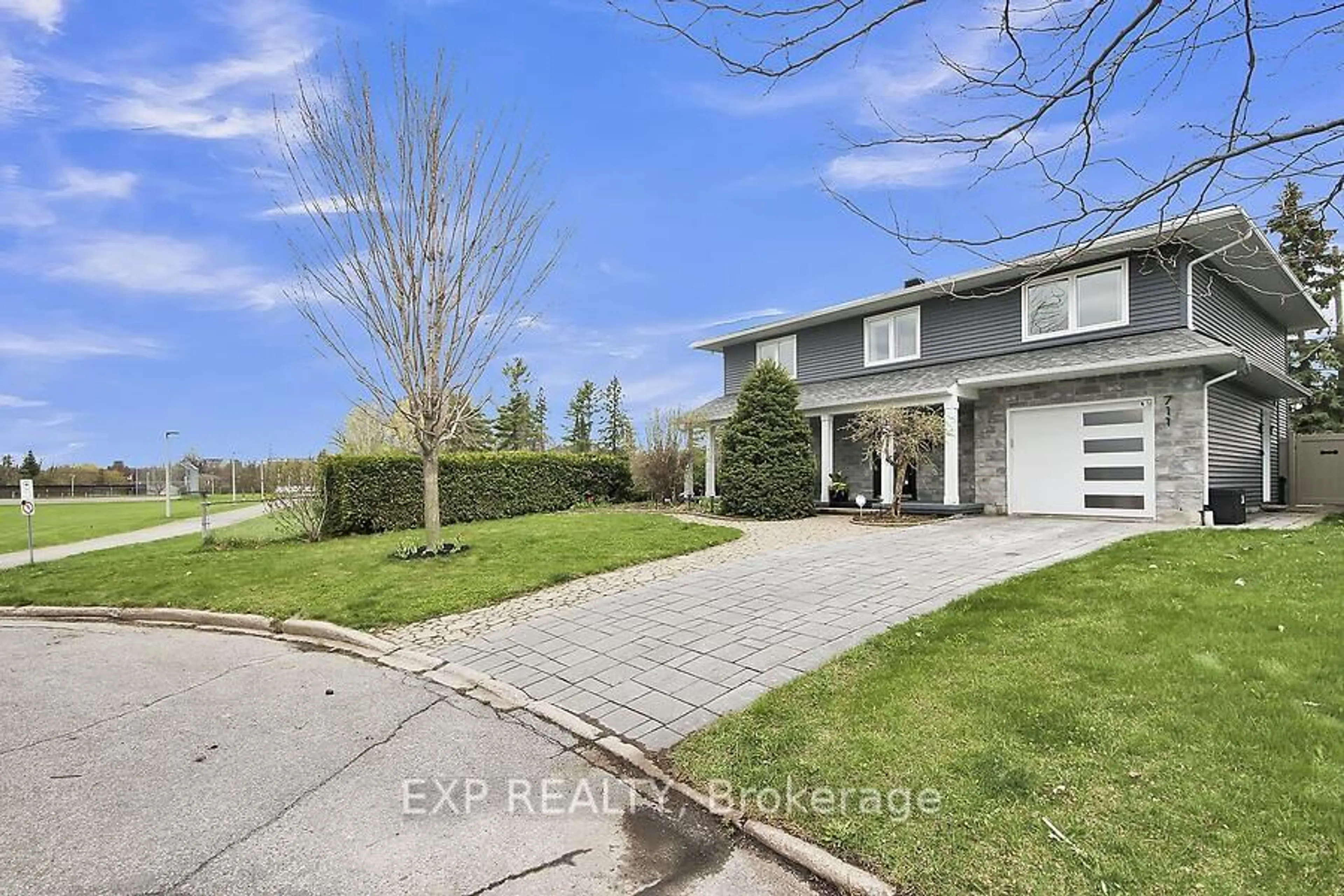 A pic from outside/outdoor area/front of a property/back of a property/a pic from drone, street for 711 Hartman Cres, Ottawa Ontario K1V 7E8