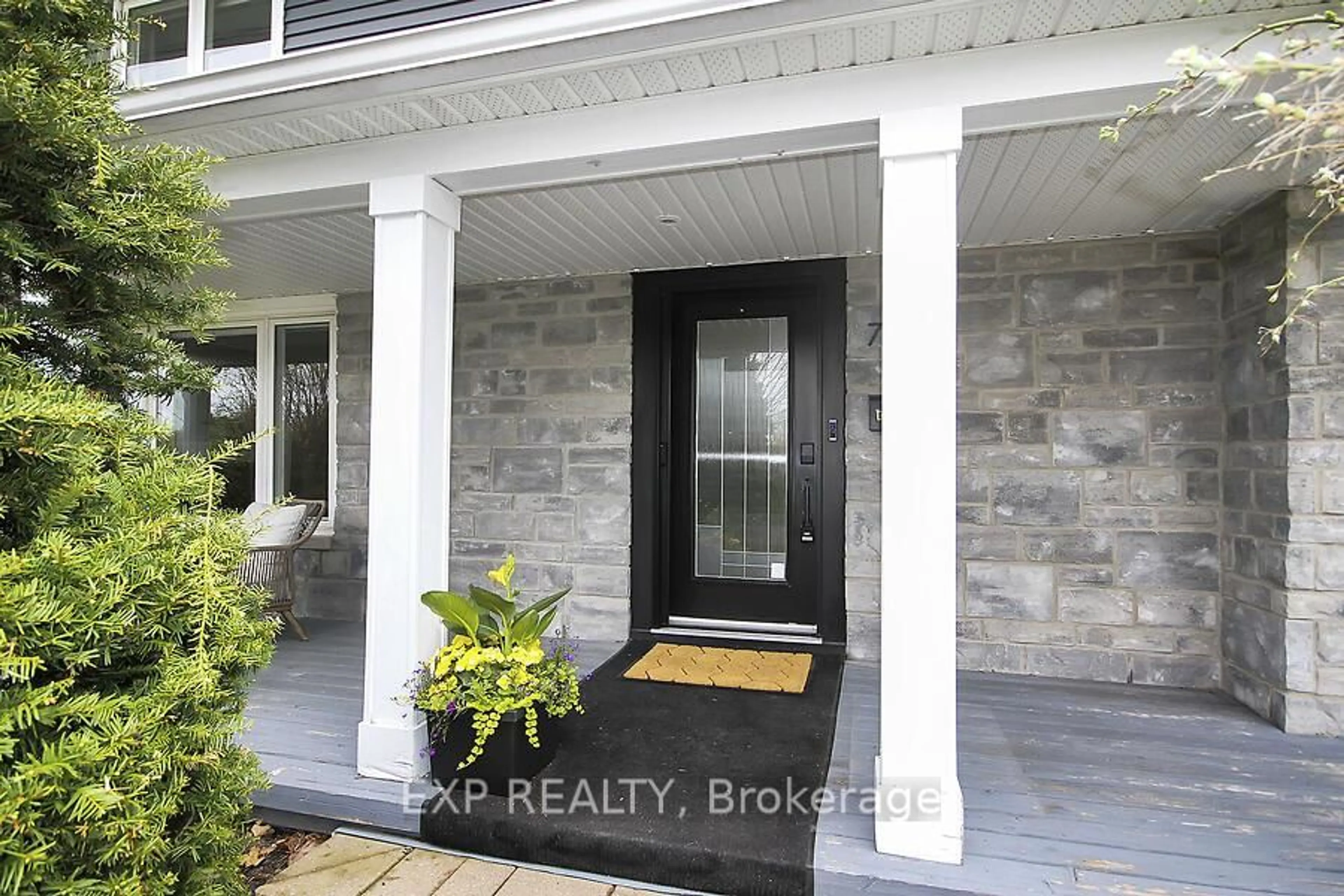 Indoor entryway for 711 Hartman Cres, Ottawa Ontario K1V 7E8