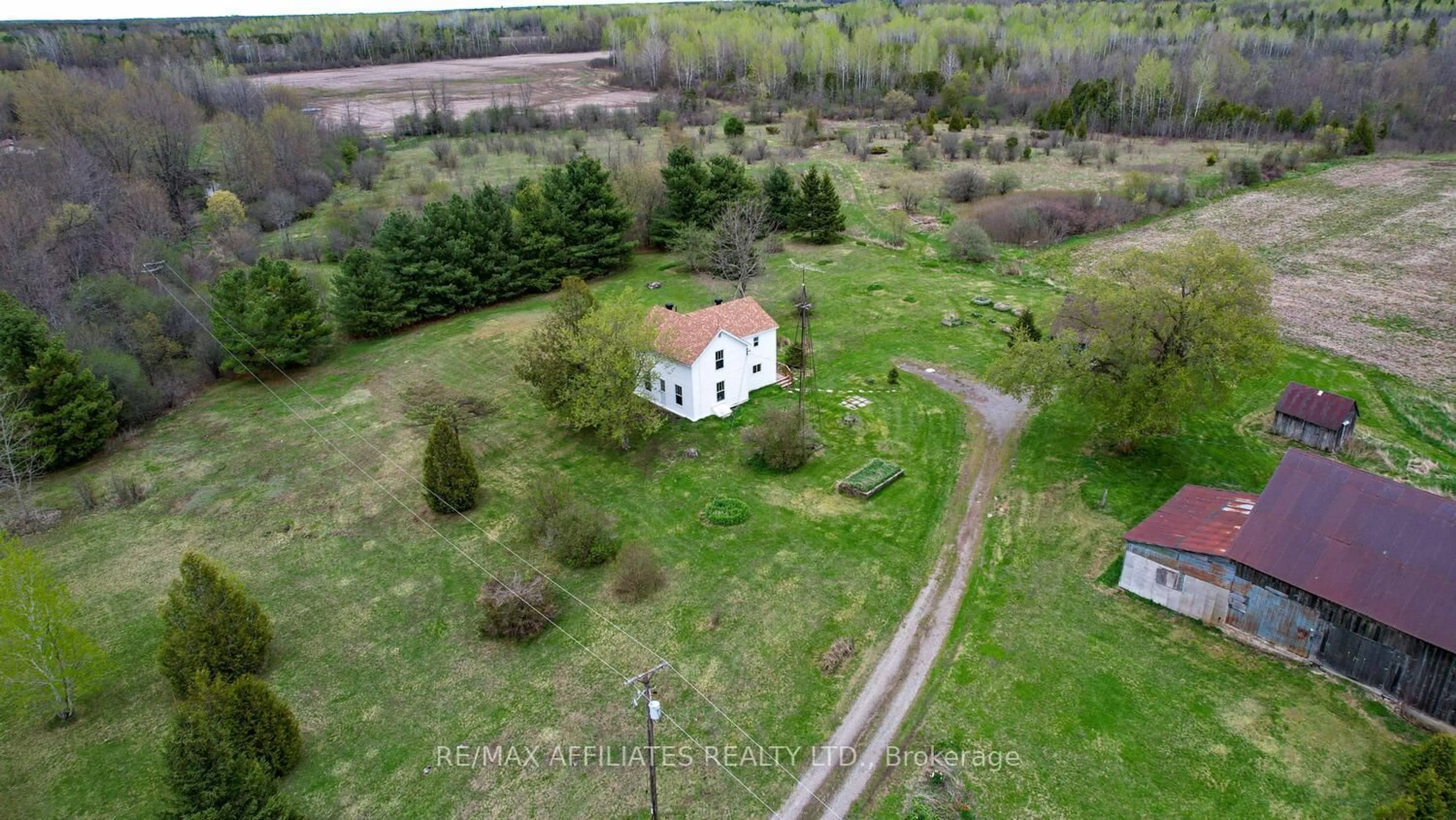 A pic from outside/outdoor area/front of a property/back of a property/a pic from drone, building for 913 KINCH St, Elizabethtown-Kitley Ontario K0G 1G0