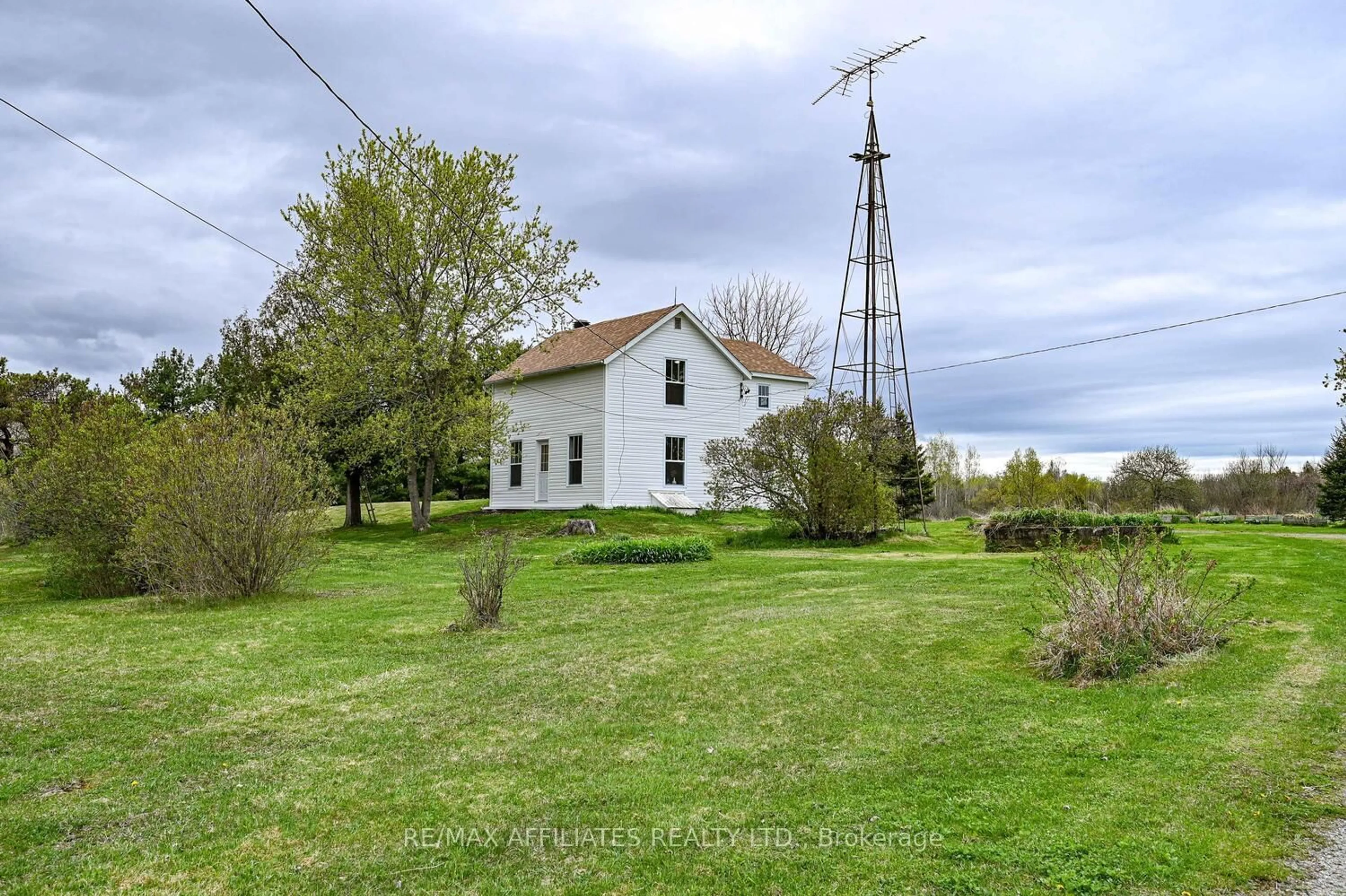 A pic from outside/outdoor area/front of a property/back of a property/a pic from drone, building for 913 KINCH St, Elizabethtown-Kitley Ontario K0G 1G0