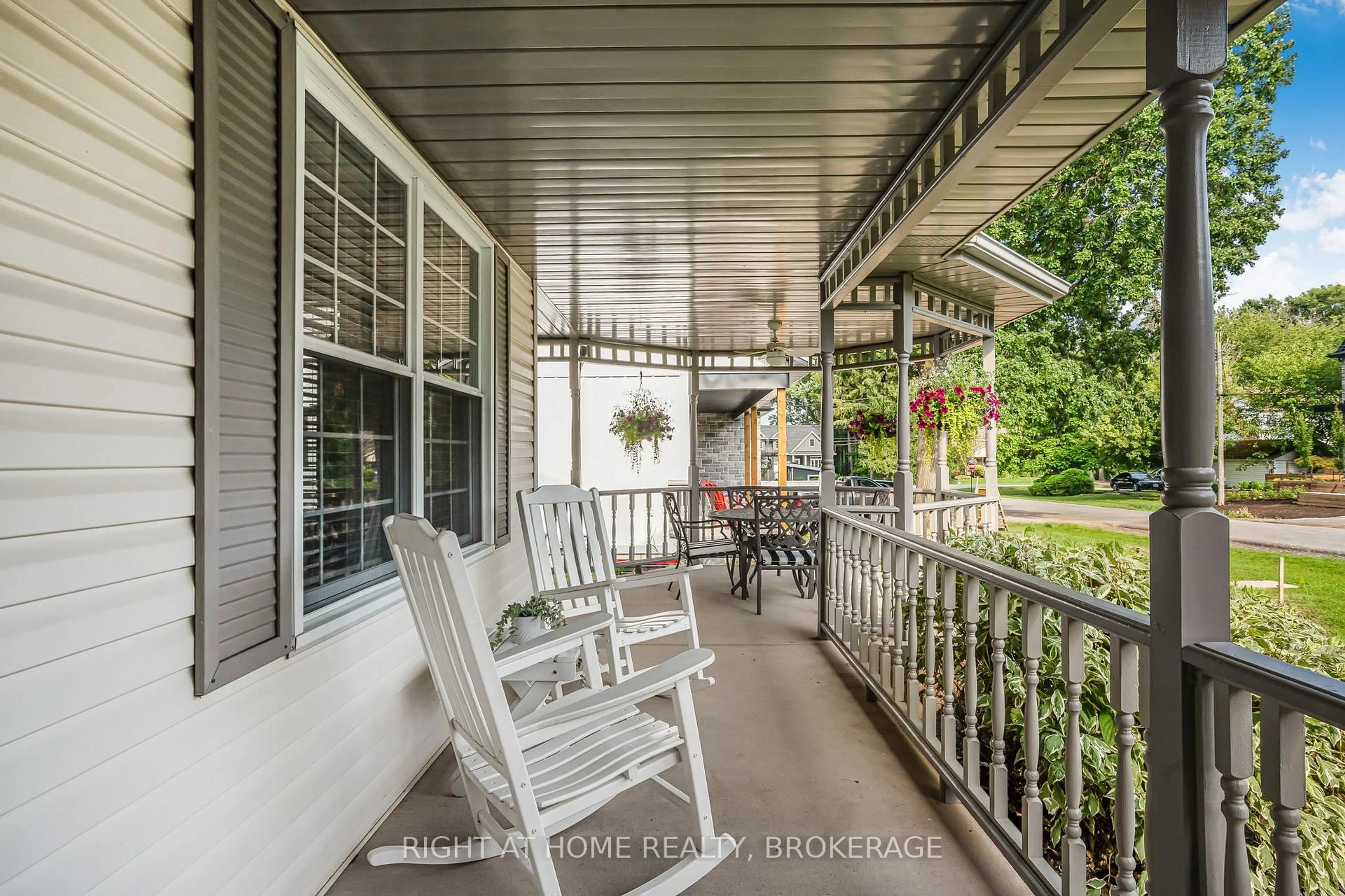 Patio, street for 18 Topham Blvd, Welland Ontario L3C 7E1