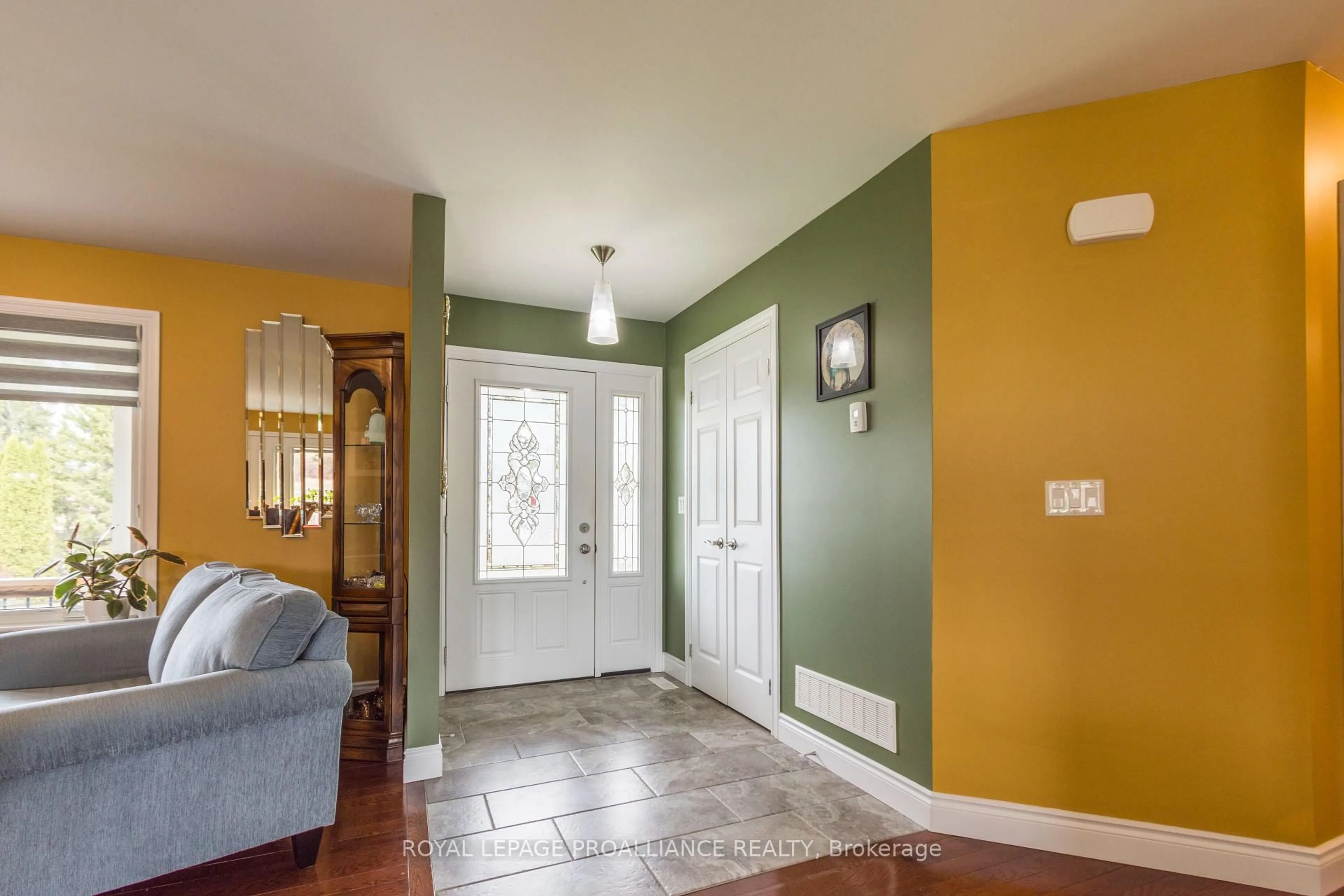 Indoor entryway for 25 Chatten Rd, Brighton Ontario K0K 1H0