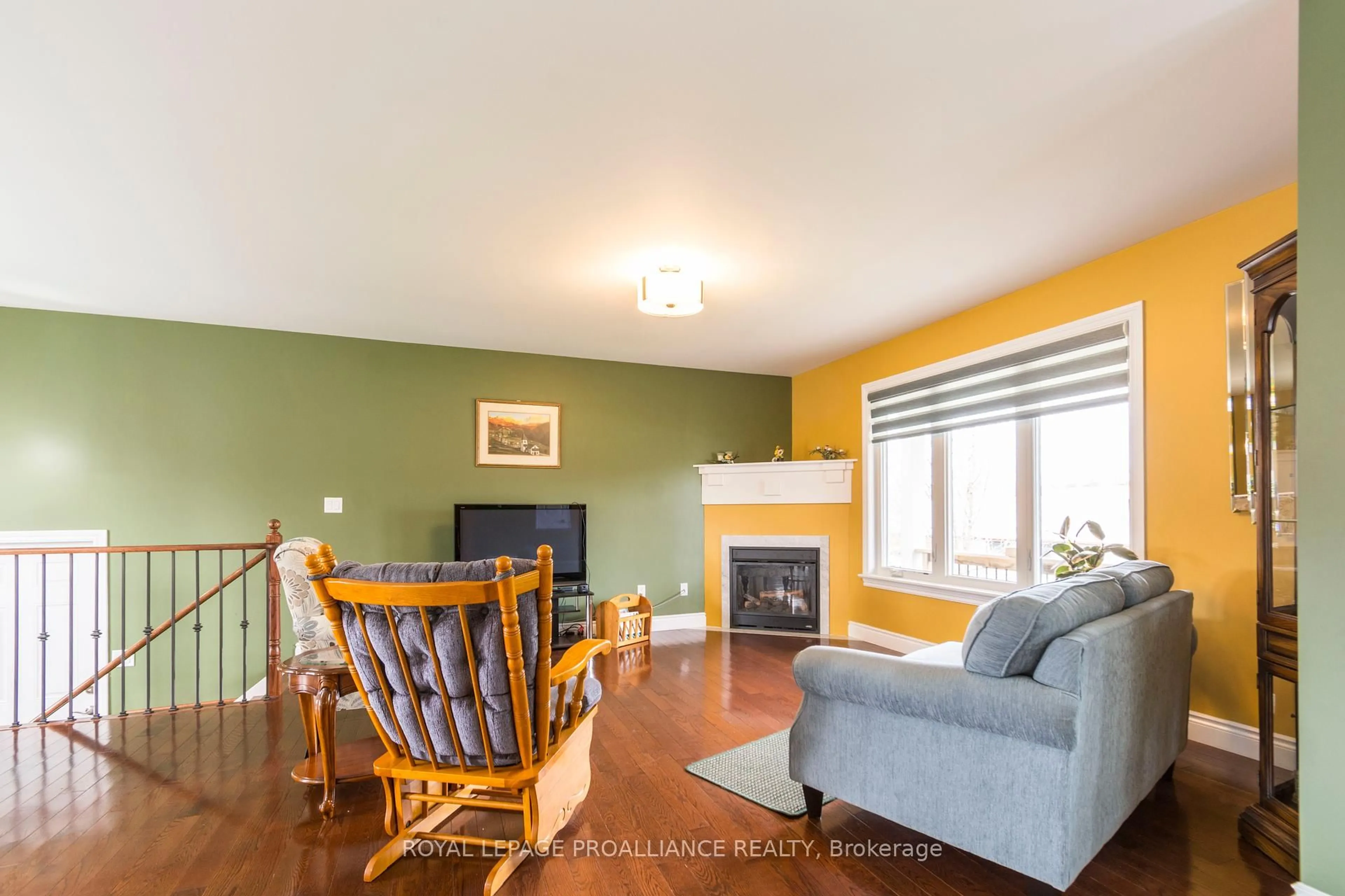 Living room with furniture, wood/laminate floor for 25 Chatten Rd, Brighton Ontario K0K 1H0