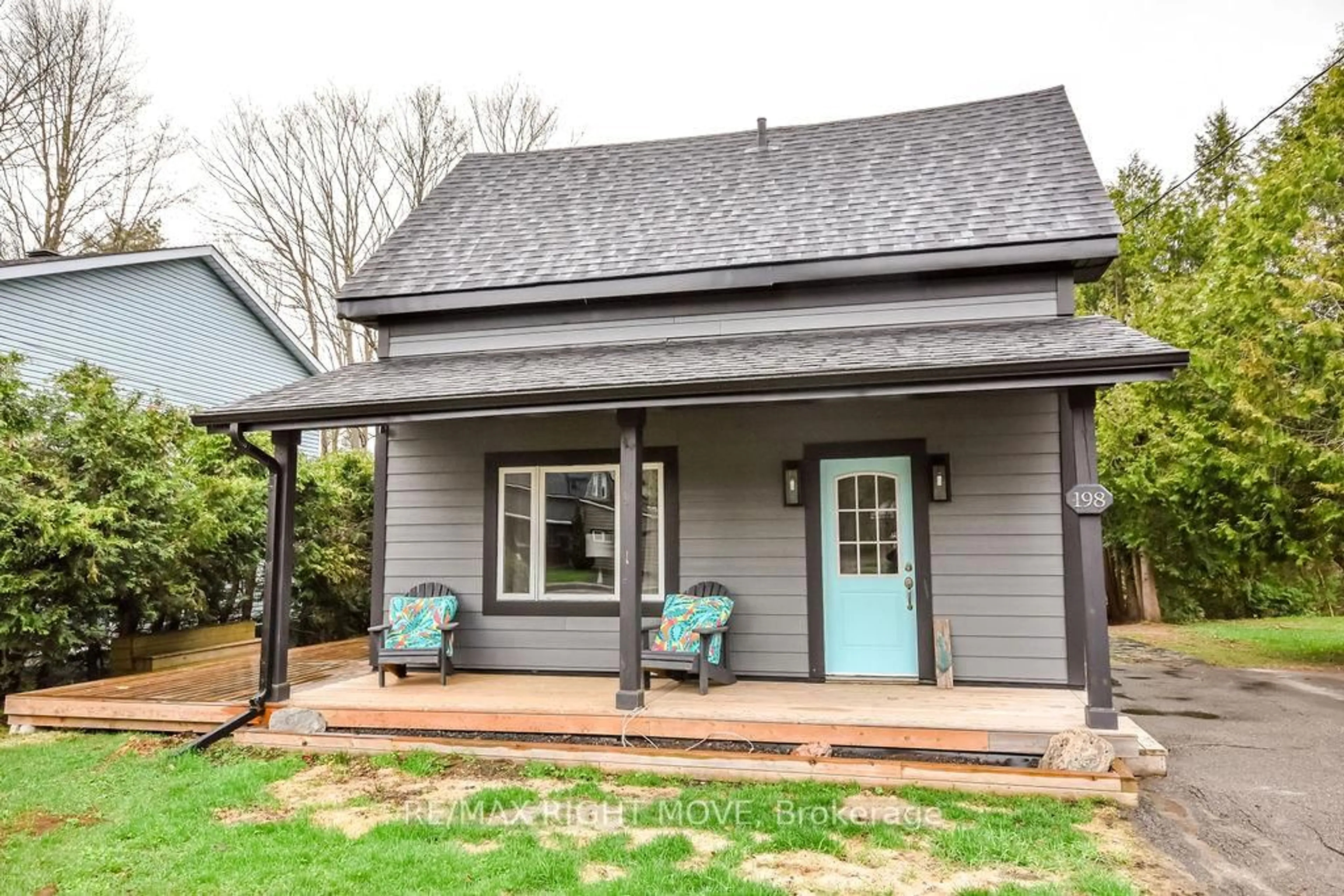 Home with vinyl exterior material, street for 198 Woodchester Ave, Bracebridge Ontario P1L 1H8