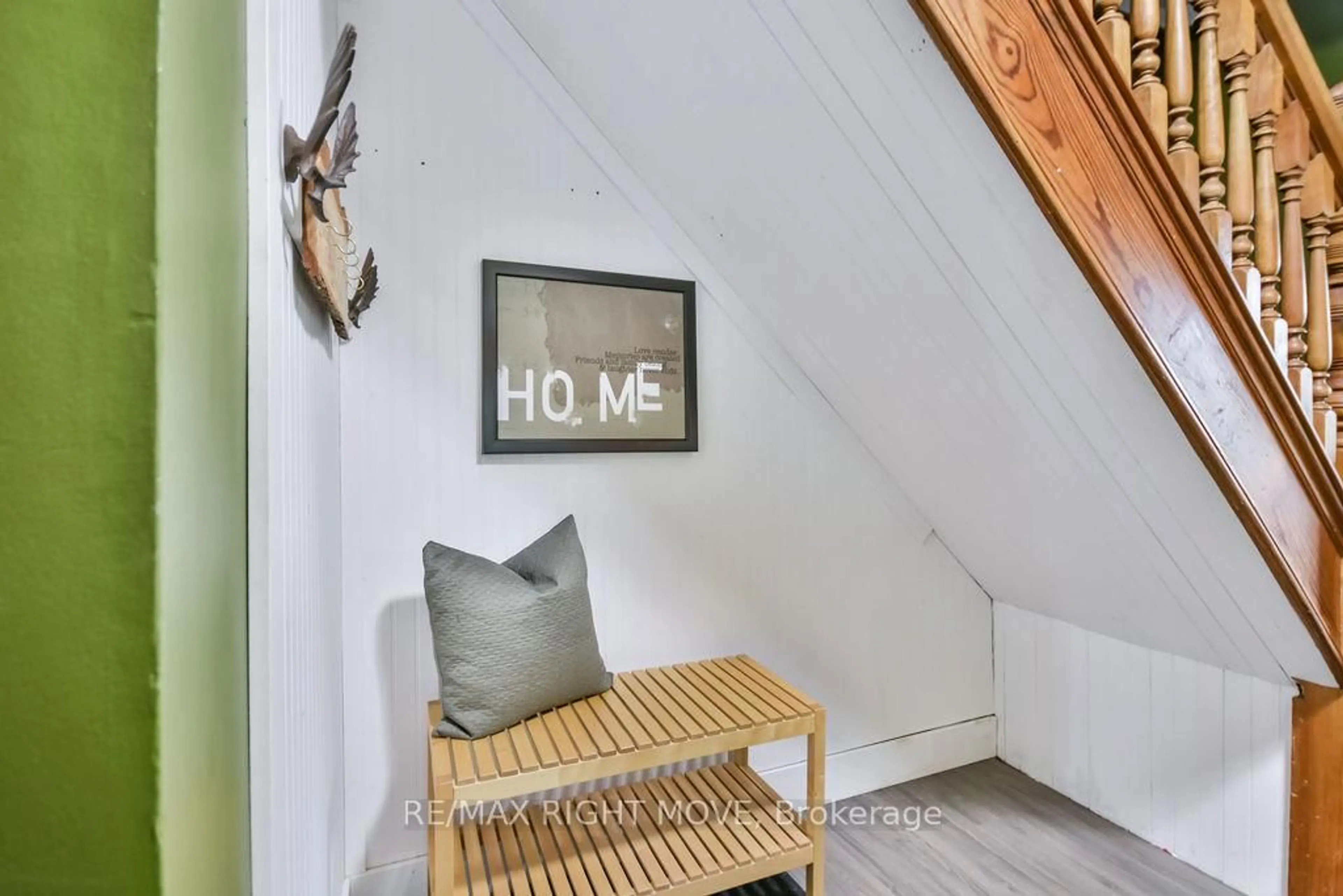Indoor entryway for 198 Woodchester Ave, Bracebridge Ontario P1L 1H8