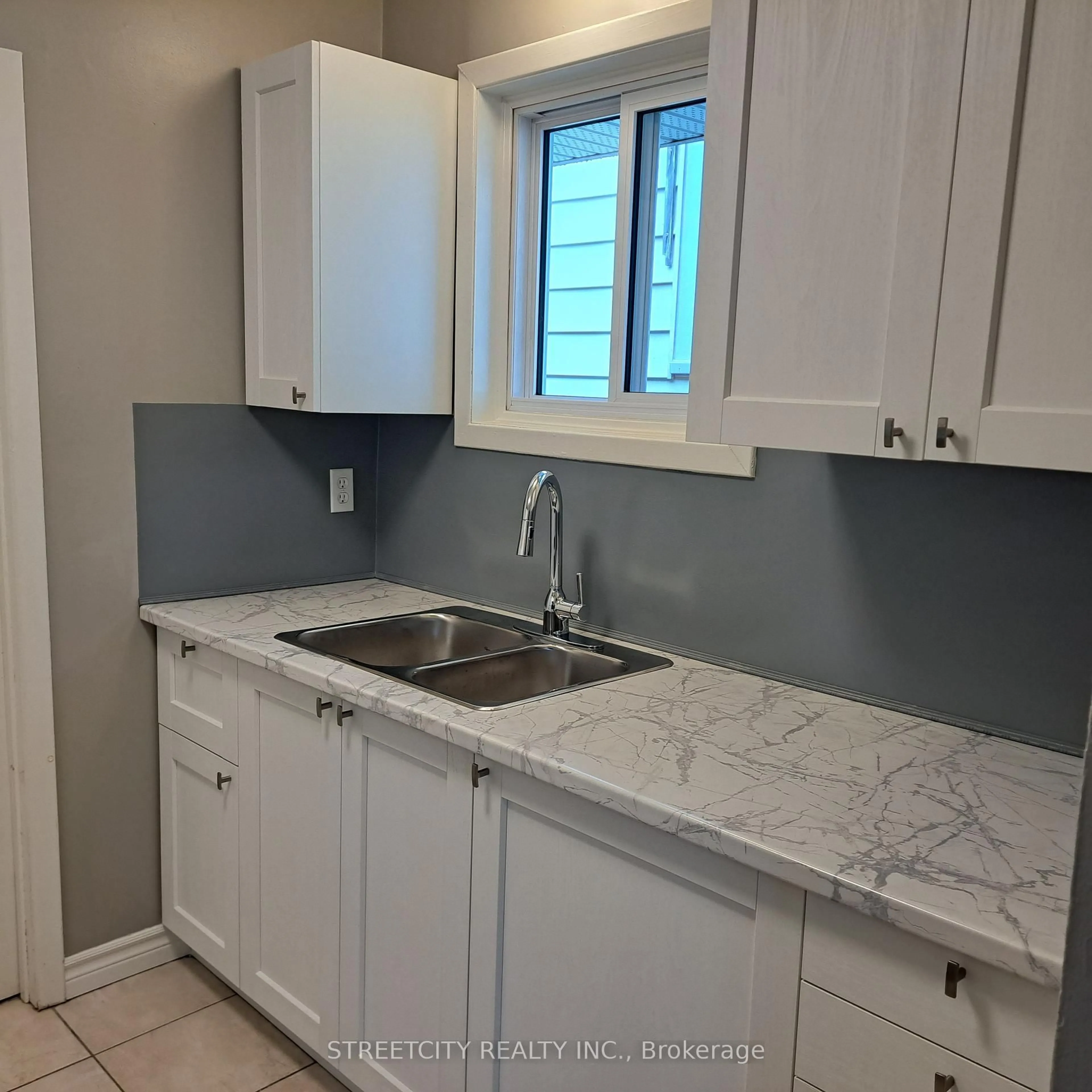 Standard kitchen, ceramic/tile floor for 155 Chesterfield Ave, London South Ontario N5Z 3N3