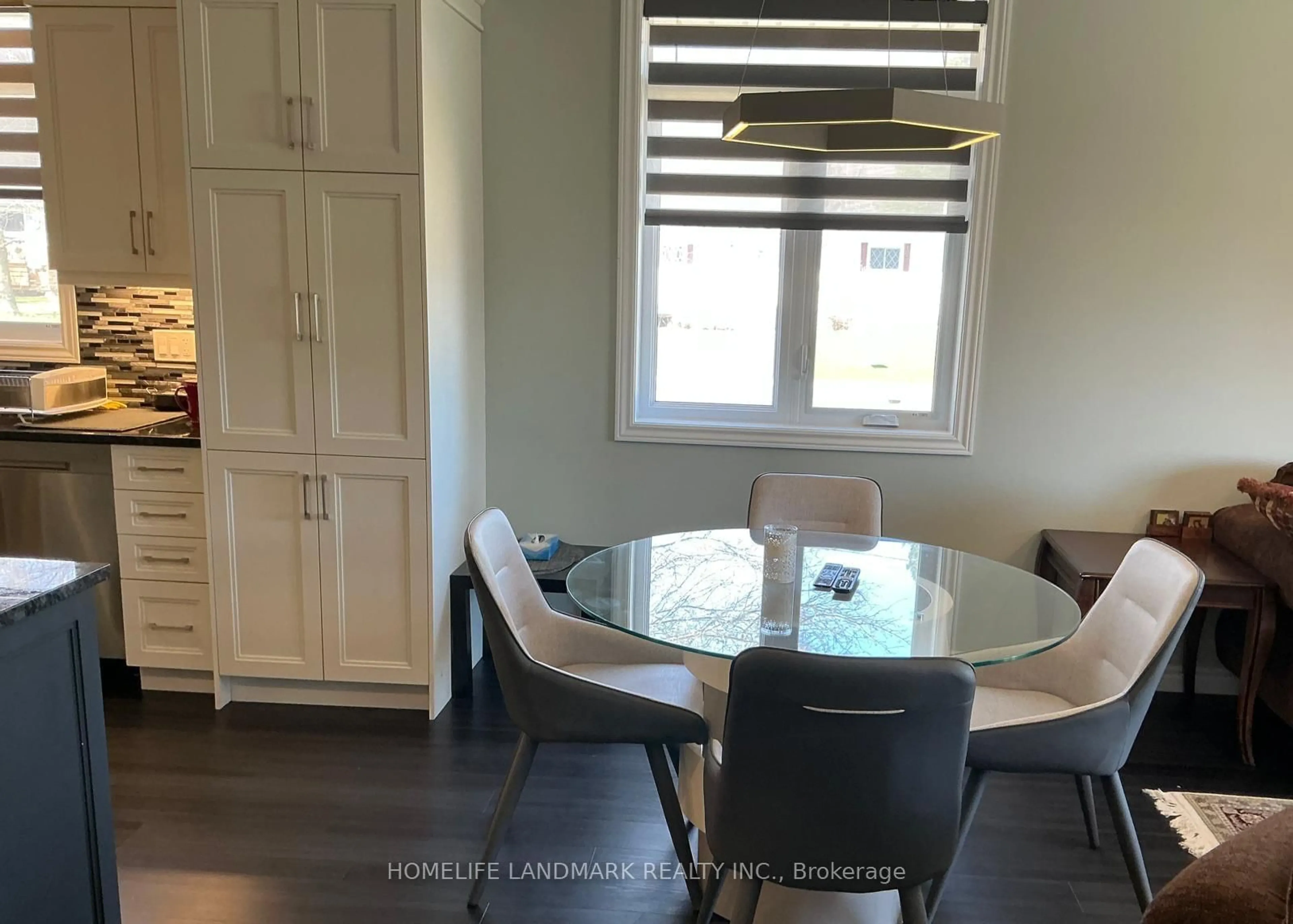 Dining room, wood/laminate floor for 18 Lakewood Cres, Ingleside Ontario K8V 5P4