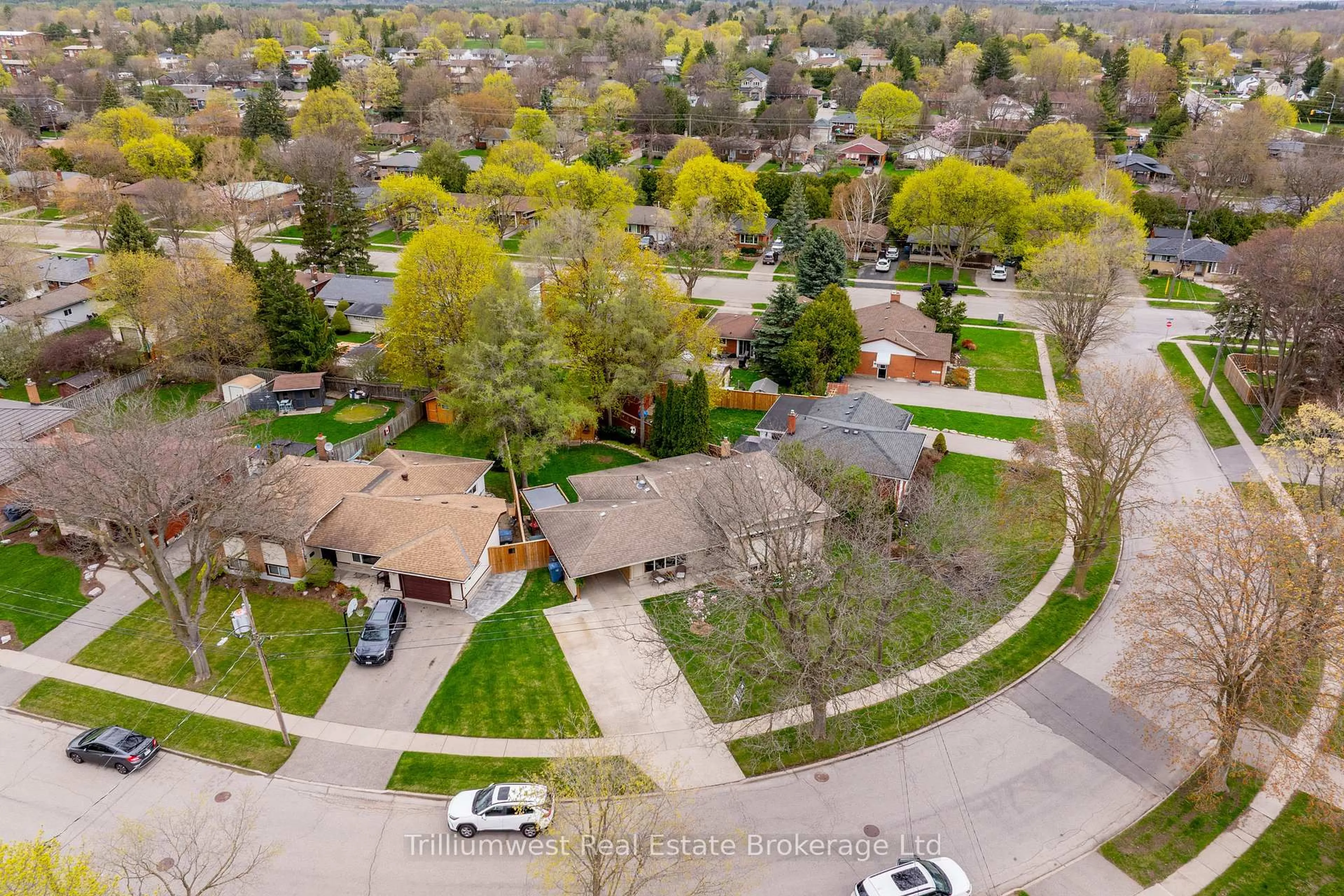 A pic from outside/outdoor area/front of a property/back of a property/a pic from drone, street for 118 Dumbarton St, Guelph Ontario N1E 3T7