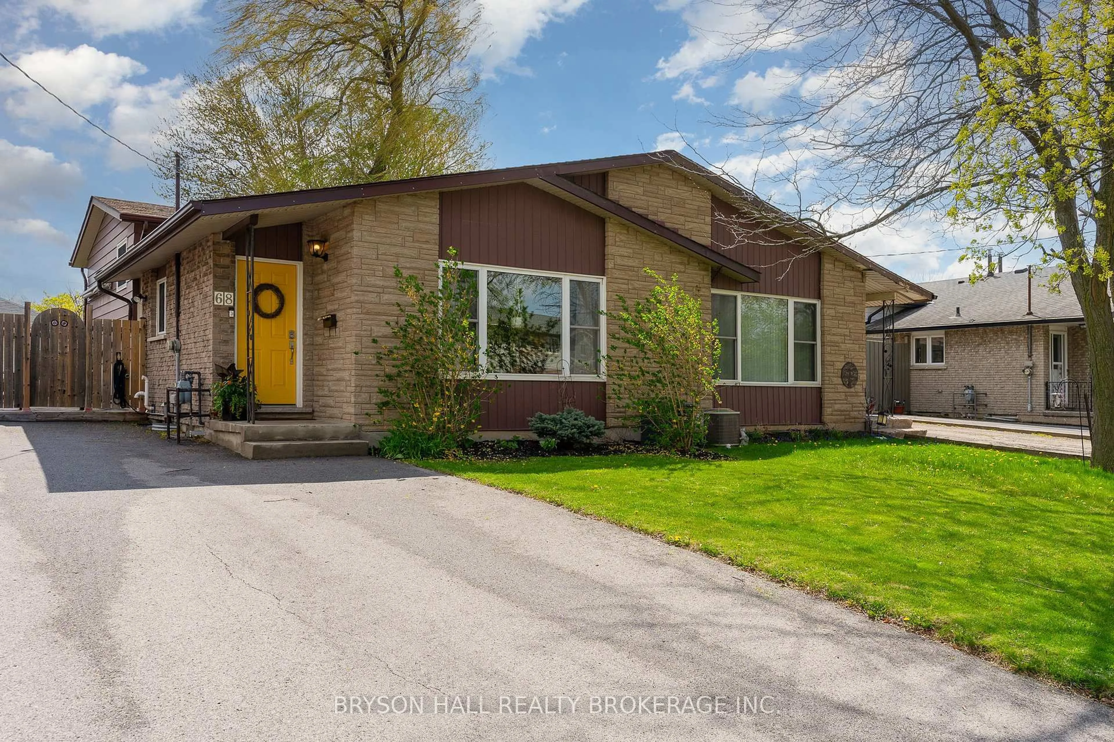 Home with vinyl exterior material, street for 68 Dorchester Blvd, St. Catharines Ontario L2M 6V2