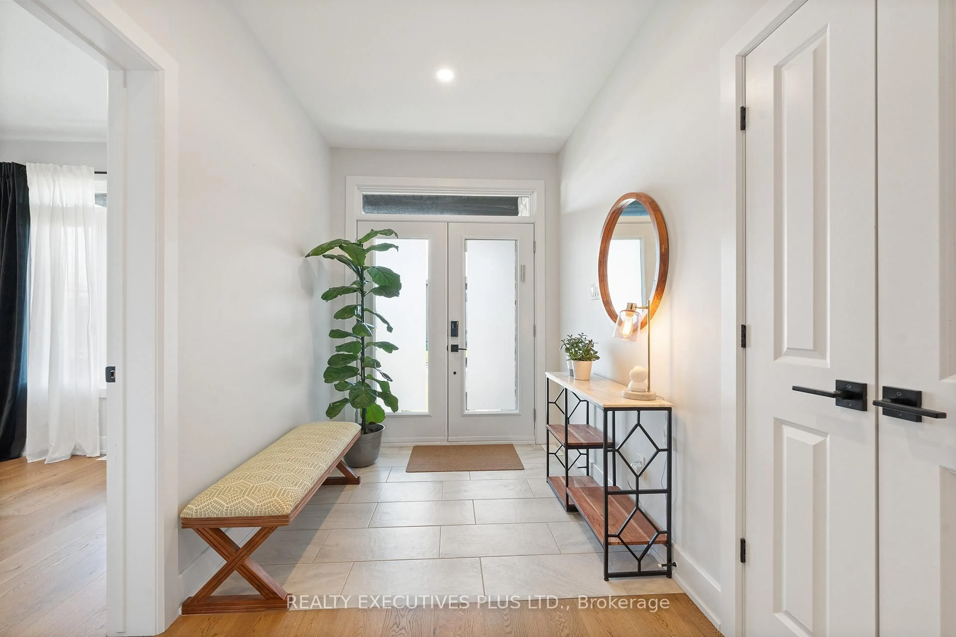 Indoor entryway for 1299 Diamond St, Clarence-Rockland Ontario K4K 0M5