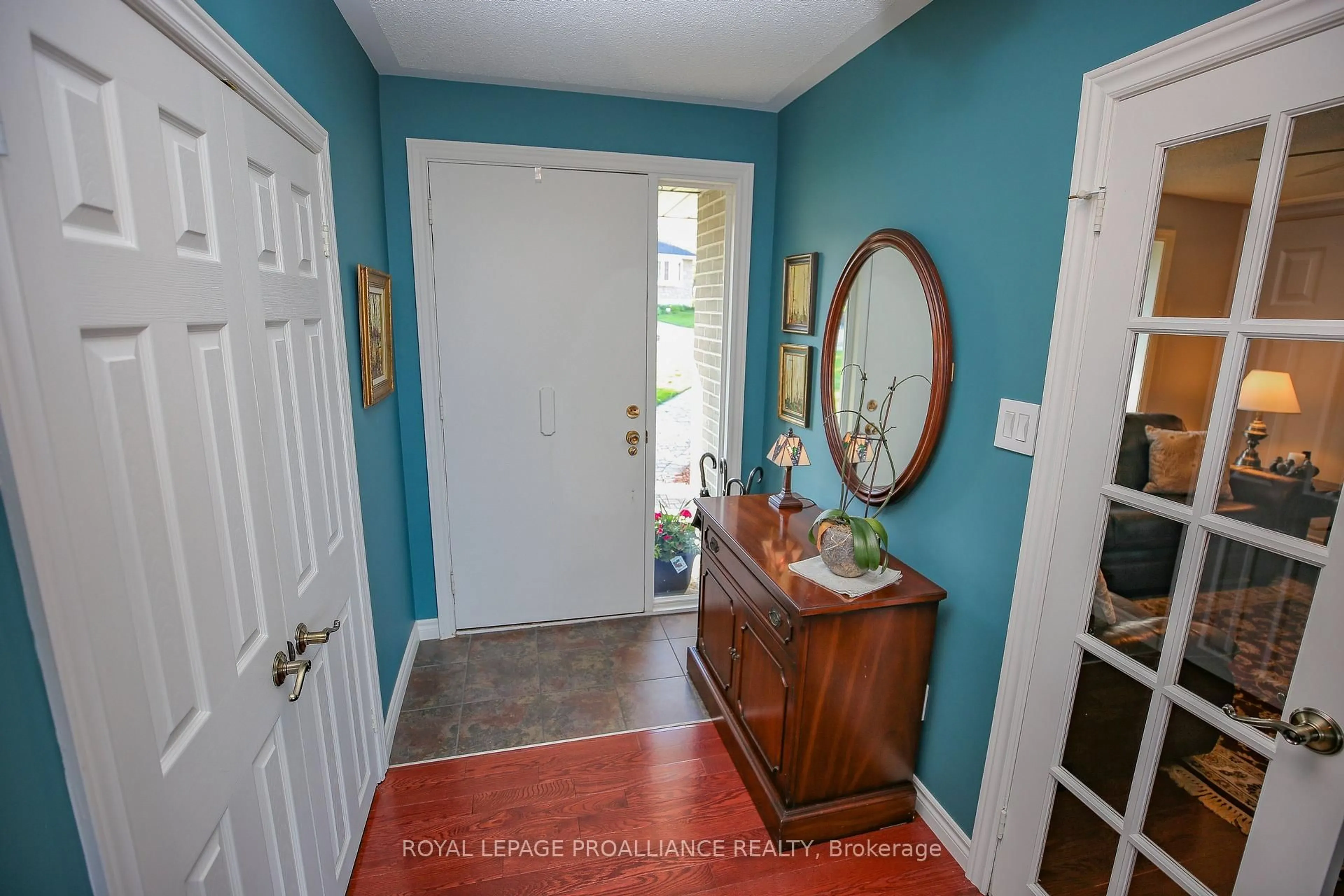 Indoor entryway for 3 East Fulford Pl, Brockville Ontario K6V 2Z9